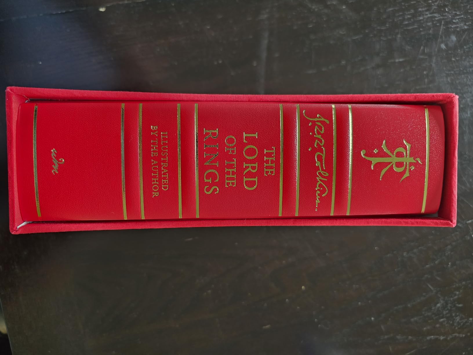 The Lord of the Rings Deluxe Illustrated by the Author: A Fully Illustrated Version of the Classic Fantasy Novels (Tolkien Illustrated Editions, 2) customer photo 1