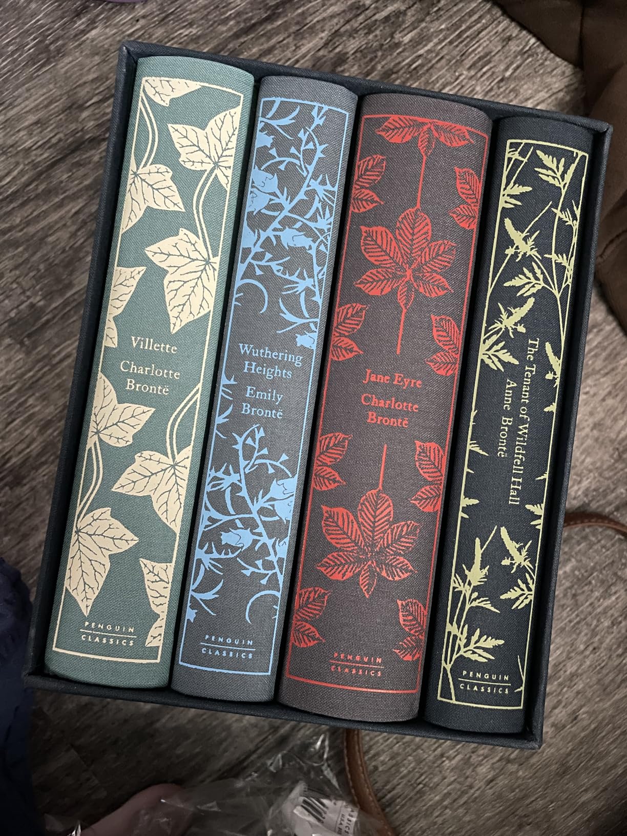 The Brontë Sisters Boxed Set: Jane Eyre; Wuthering Heights; The Tenant of Wildfell Hall; Villette (Penguin Clothbound Classics) customer photo 1