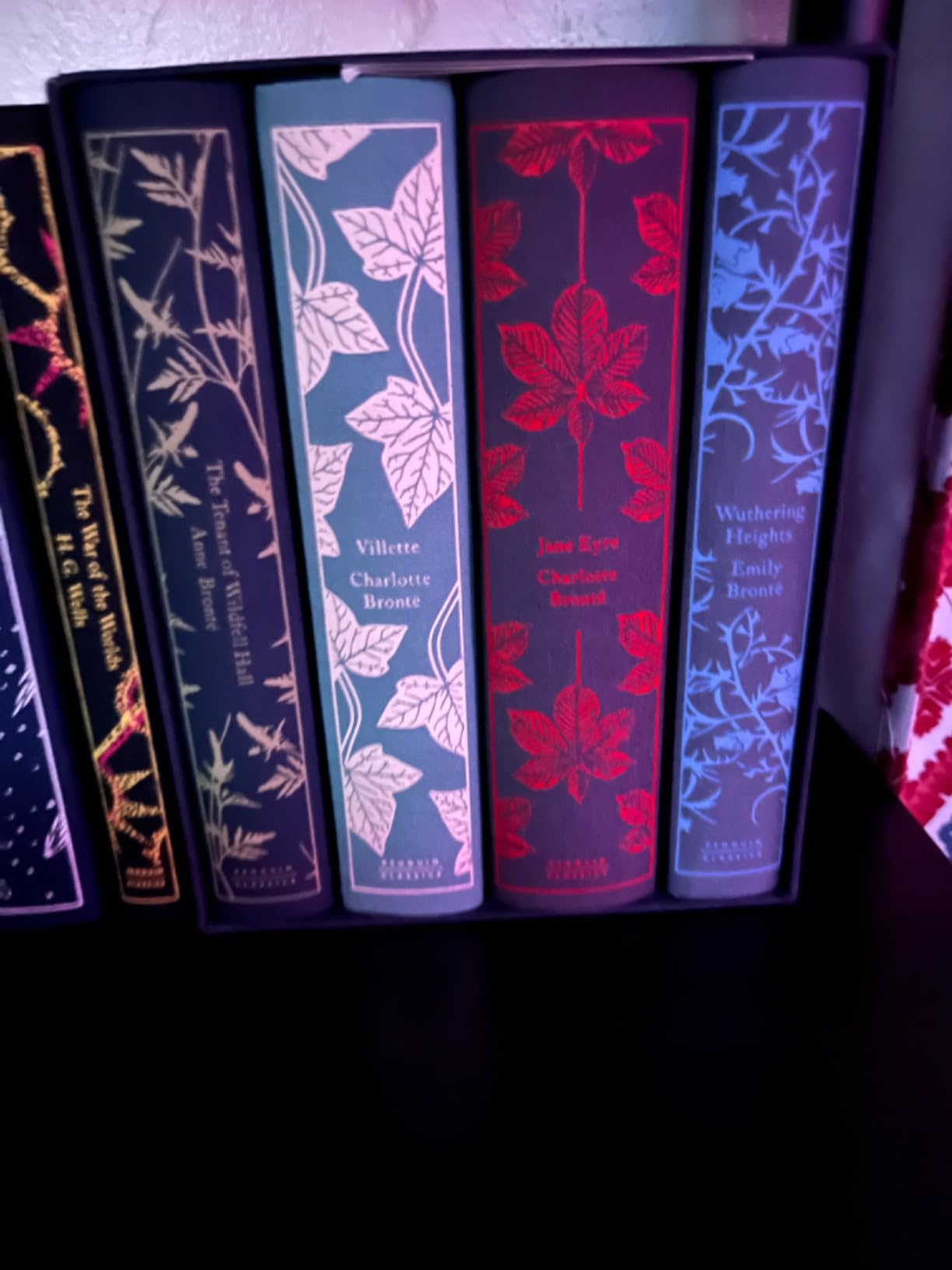The Brontë Sisters Boxed Set: Jane Eyre; Wuthering Heights; The Tenant of Wildfell Hall; Villette (Penguin Clothbound Classics) customer photo 2