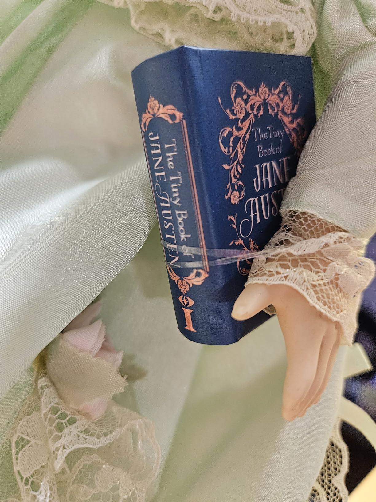 The Tiny Book of Jane Austen (Tiny Book) customer photo 2