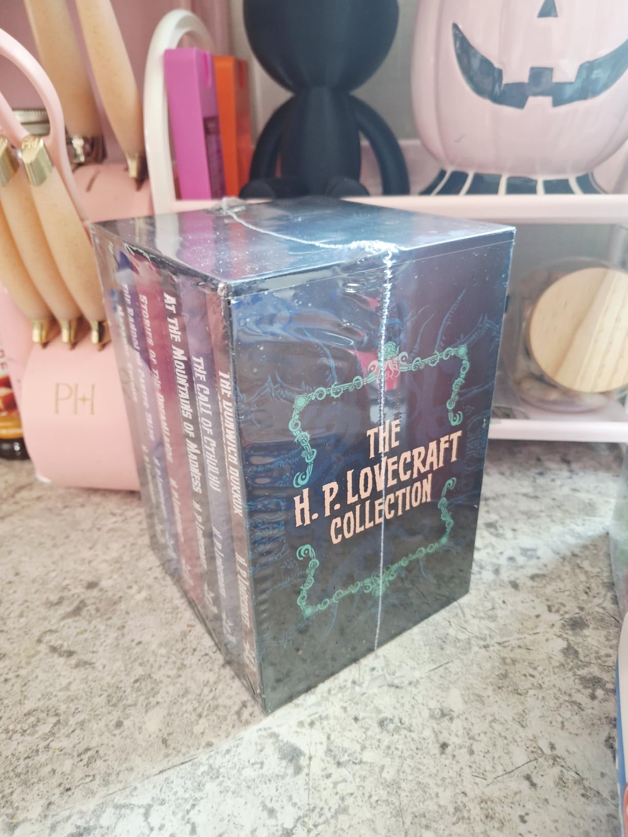 The H. P. Lovecraft Collection: Deluxe 6-Book Hardcover Boxed Set (Arcturus Collector's Classics) customer photo 1