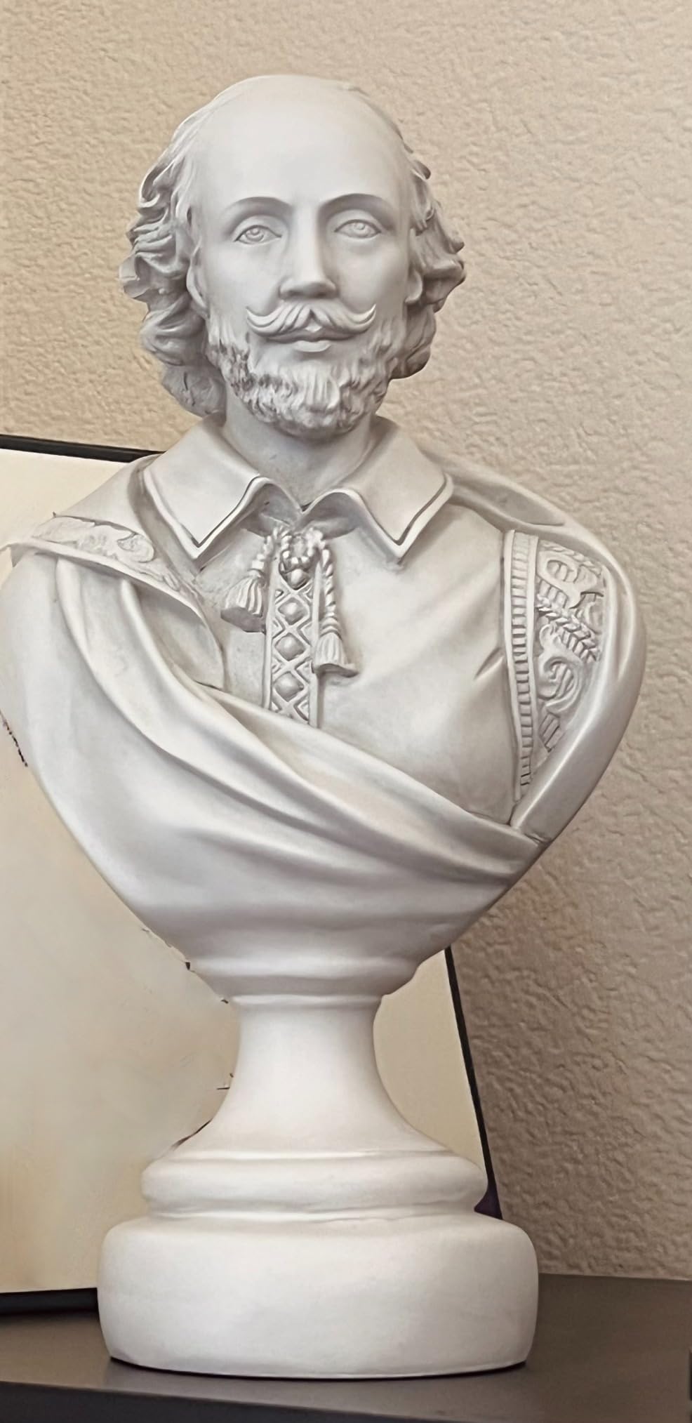 Design Toscano AH22672 William Shakespeare Bust Statue, Desktop, 12 Inch, Polyresin, Antique Stone customer photo 1