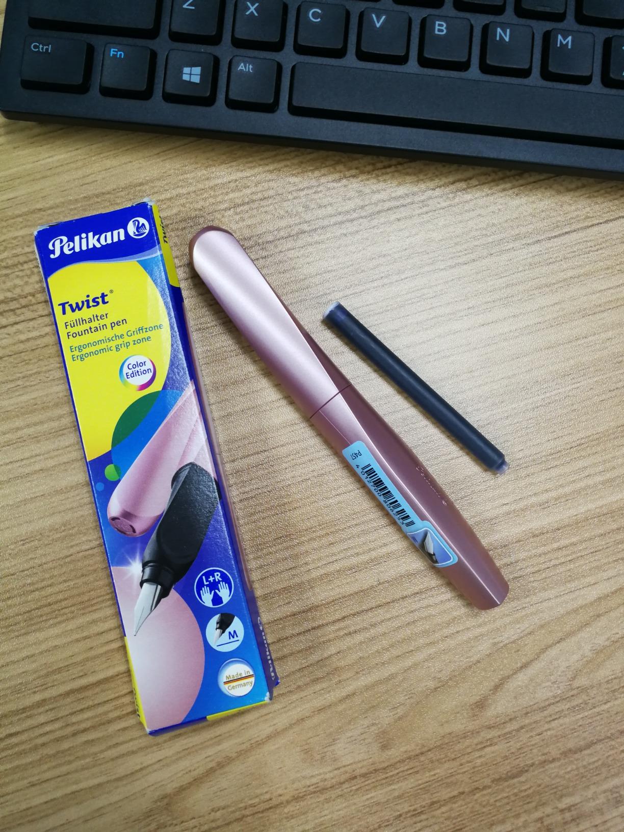 Pelikan Twist Fountain Pen with 1 Ink Cartridge, Medium Nib, Silver, Boxed (947101) customer photo 1