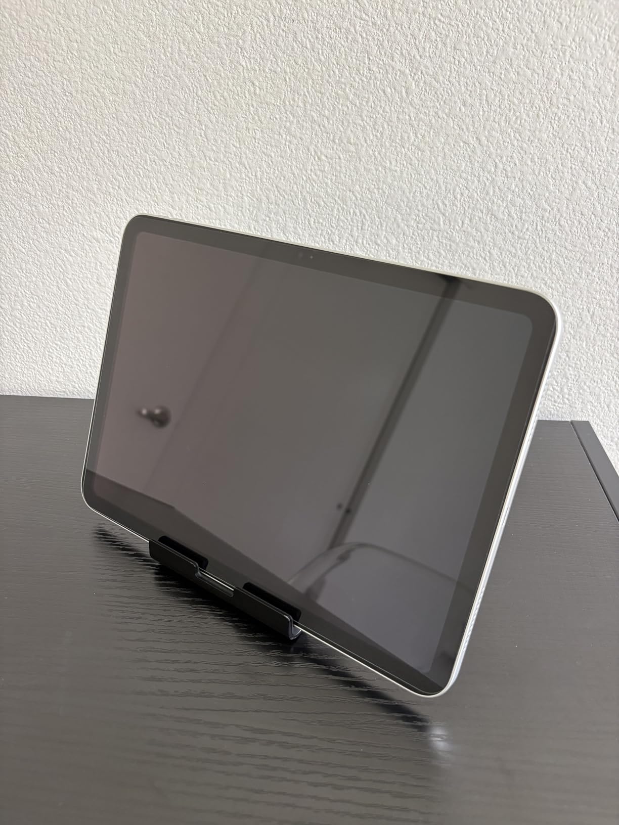 Amazon Basics Multi-Angle Portable Foldable Stand for iPad Tablet, E-reader and Phone, Sturdy Hands-Free Viewing, Black customer photo 1