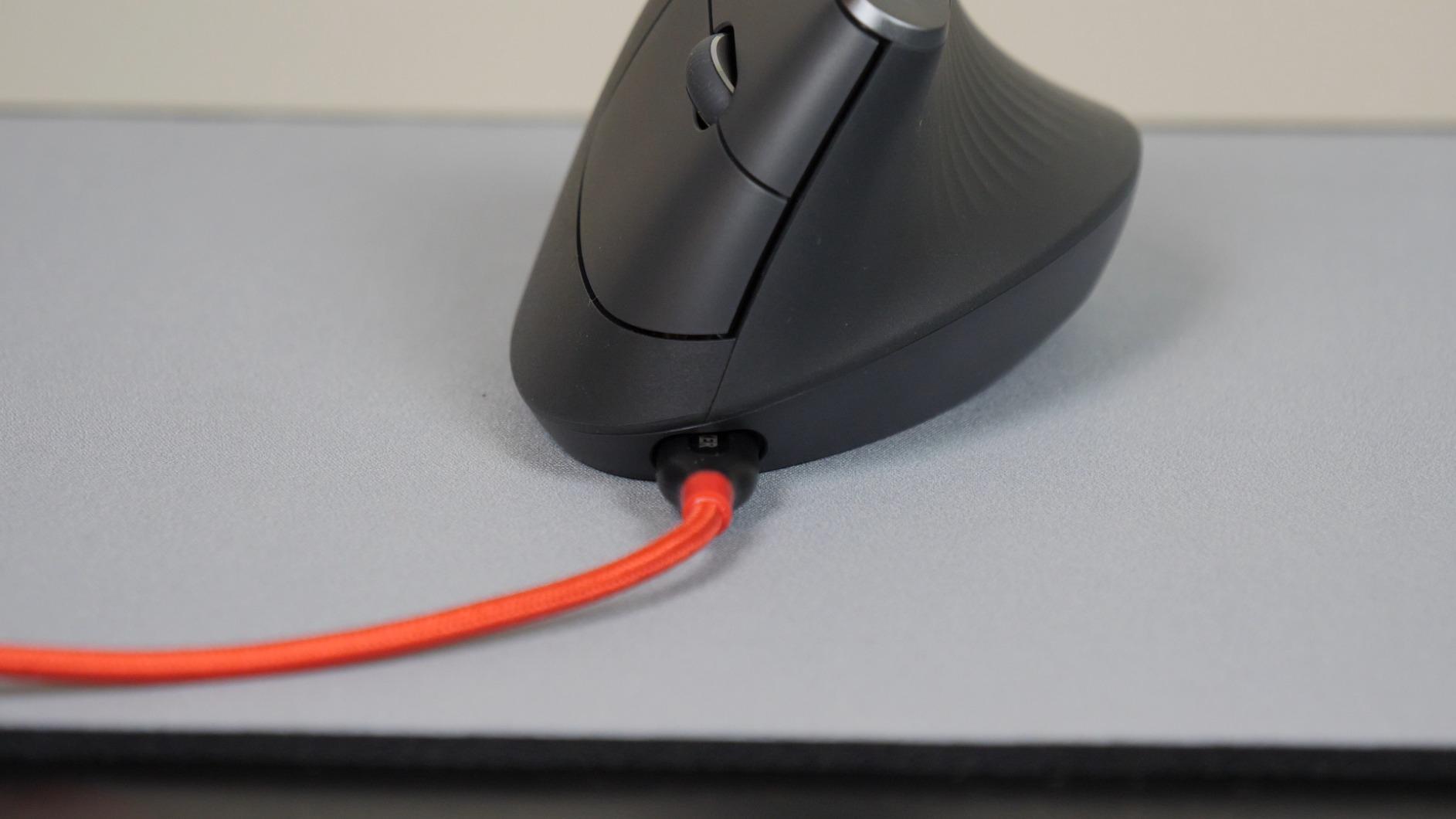 Logitech MX Vertical Wireless Mouse Ergonomic Design - Graphite customer photo 2