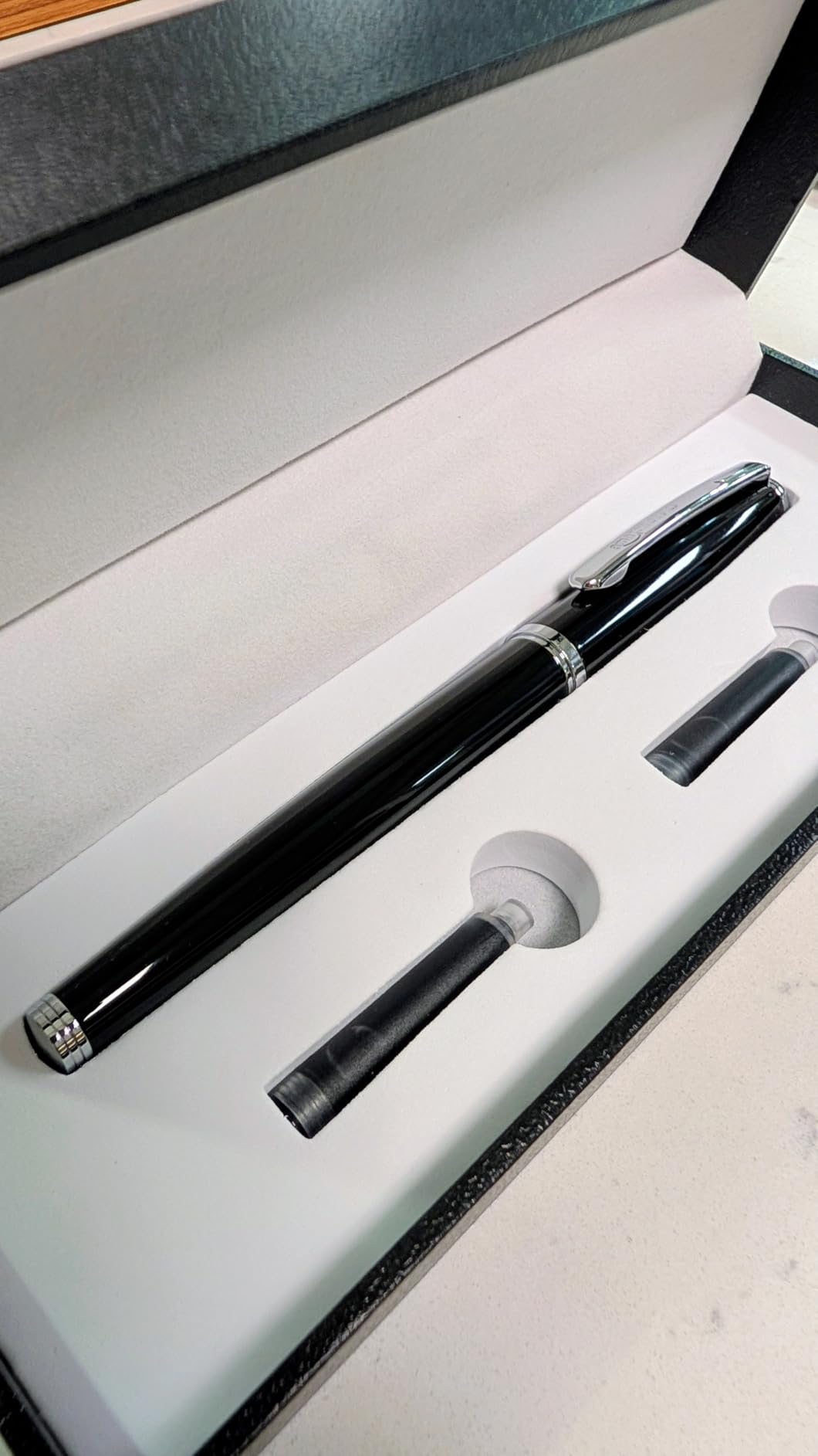 Amazon Basics Refillable Fountain Pen with Smooth Writing, Fine Point Nib, Black Ink customer photo 1