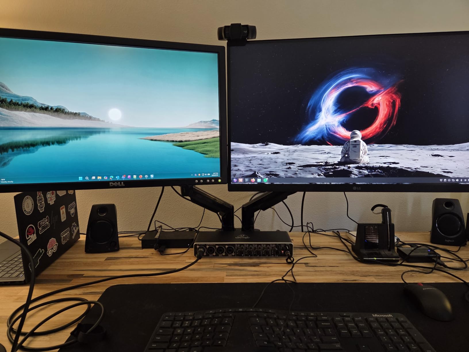 HUANUO FlowLift™ Dual Monitor Stand, Fully Adjustable Gaming Monitor Desk Mount for 13–32″ Computer Screens, Full Motion VESA 75x75/100x100 with C-Clamp & Grommet Base, Each Arm Holds 4.4 to 19.8 lbs customer photo 1