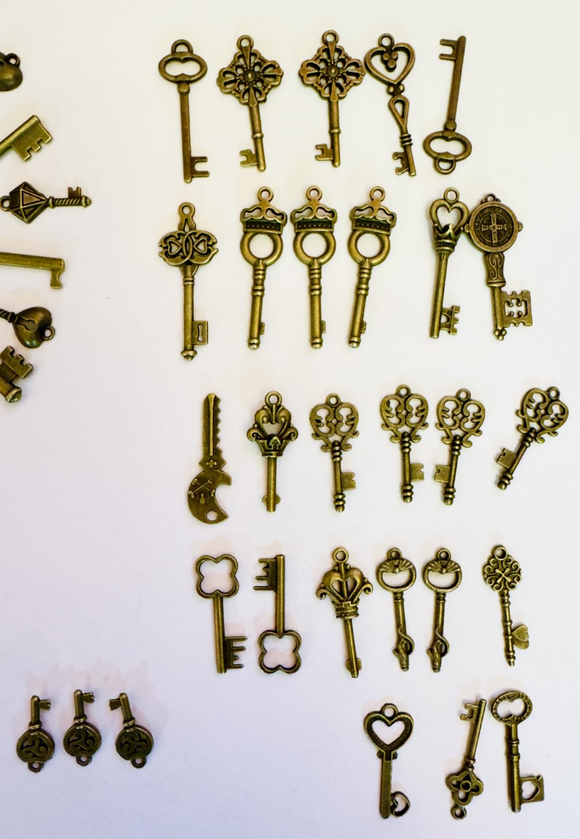 125 PCS Vintage Skeleton Key Set Charms, JIALEEY Mixed Antique Style Bronze Brass for Pendant DIY Jewelry Making Wedding Party Favors customer photo 1