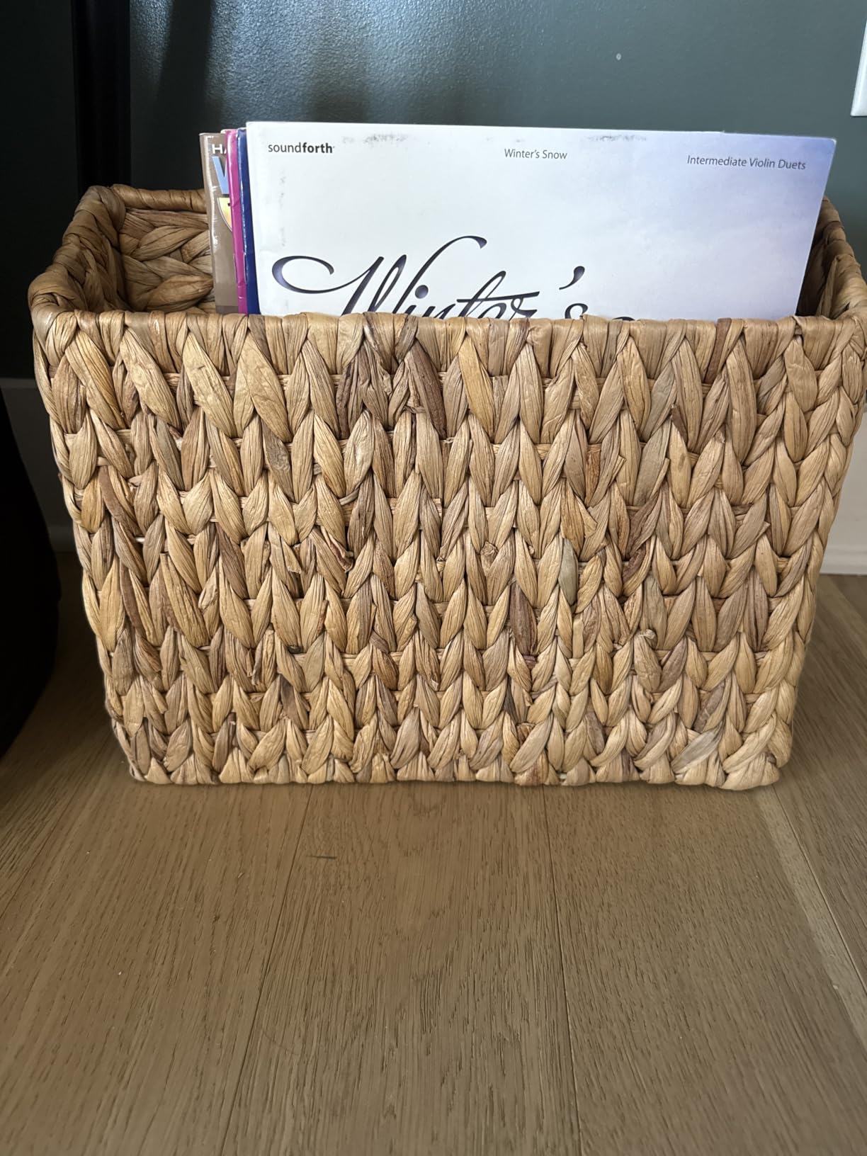 StorageWorks Hand-Woven Divided Magazine Basket, Rattan Magazine Holder, Natural Wicker Magazine Rack for Bathroom, Office, Water Hyacinth, 1 Pack customer photo 1