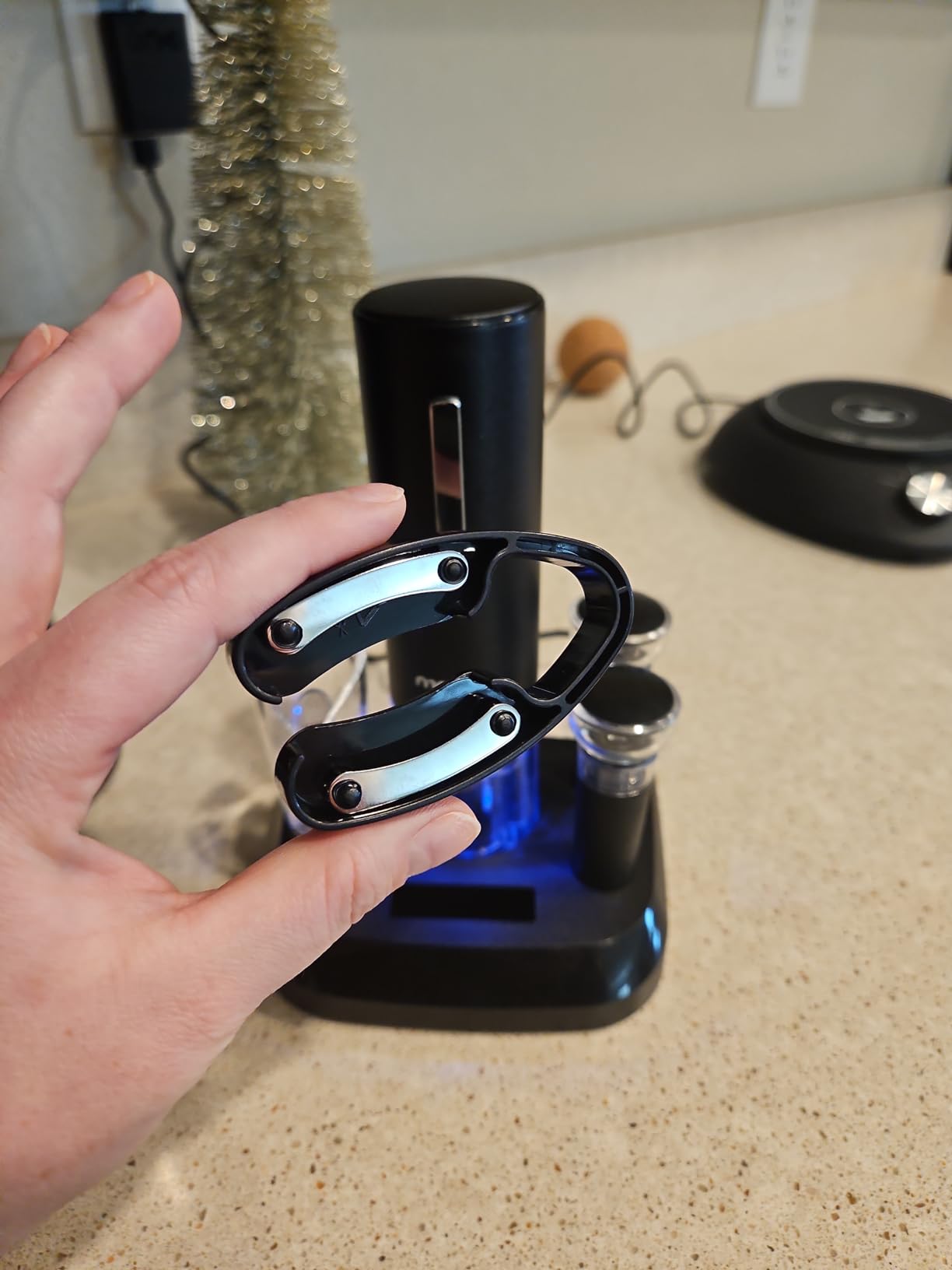 Moocoo Electric Wine Opener with Charging Base, Cordless Electric Wine Bottle Opener with 2-in-1 Aerator &Pourer, Foil Cutter, 2 Vacuum Preservation Stoppers, Display Charging Station for Easy Storage customer photo 1