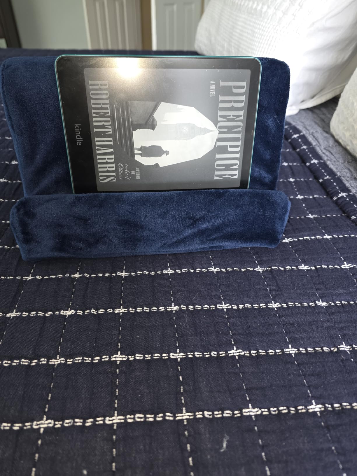 Brookstone Tablet Lap Cushion - Tablet and Phone Holder for Bed, Flights, and Travel, Two Angled Memory Foam Lap Desk for Reading and Hands Free Viewing, Compatible iPad and Kindle Accessories, Black customer photo 1