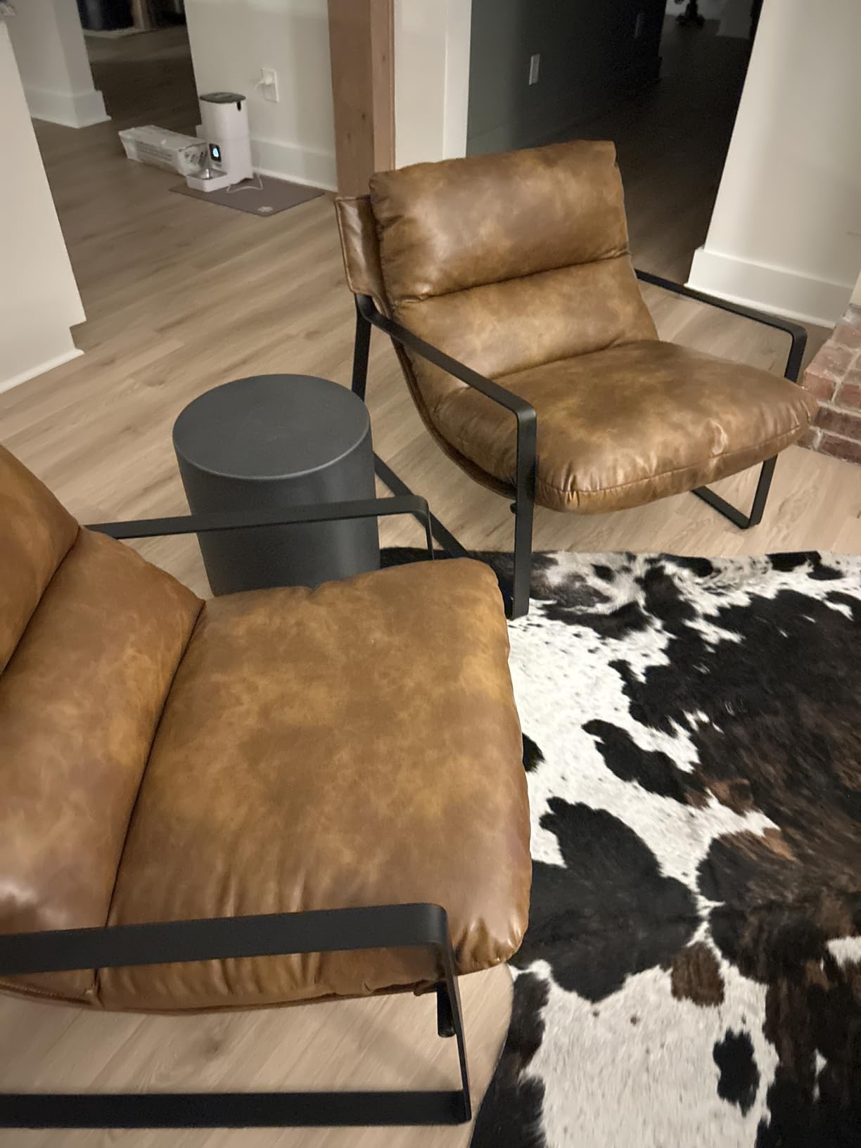 LukeAlon 1-Pack Modern PU Leather Accent Armchair, Retro Brown | Pu Leather Upholstered Living Room Chair With Metal Base & Thickened Cushion customer photo 1