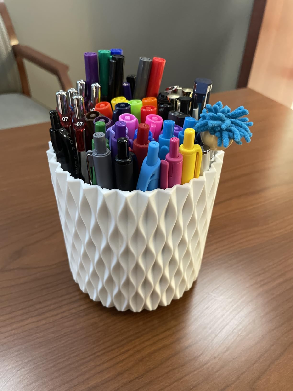 Lebenrich Rotating Pen Holder for Desk, 5 Slots Easthetic Pencil holder Desk Organizer Supplies and Accessories for Women Girls, Pencil Cup for Office Home Art Supply, White customer photo 2