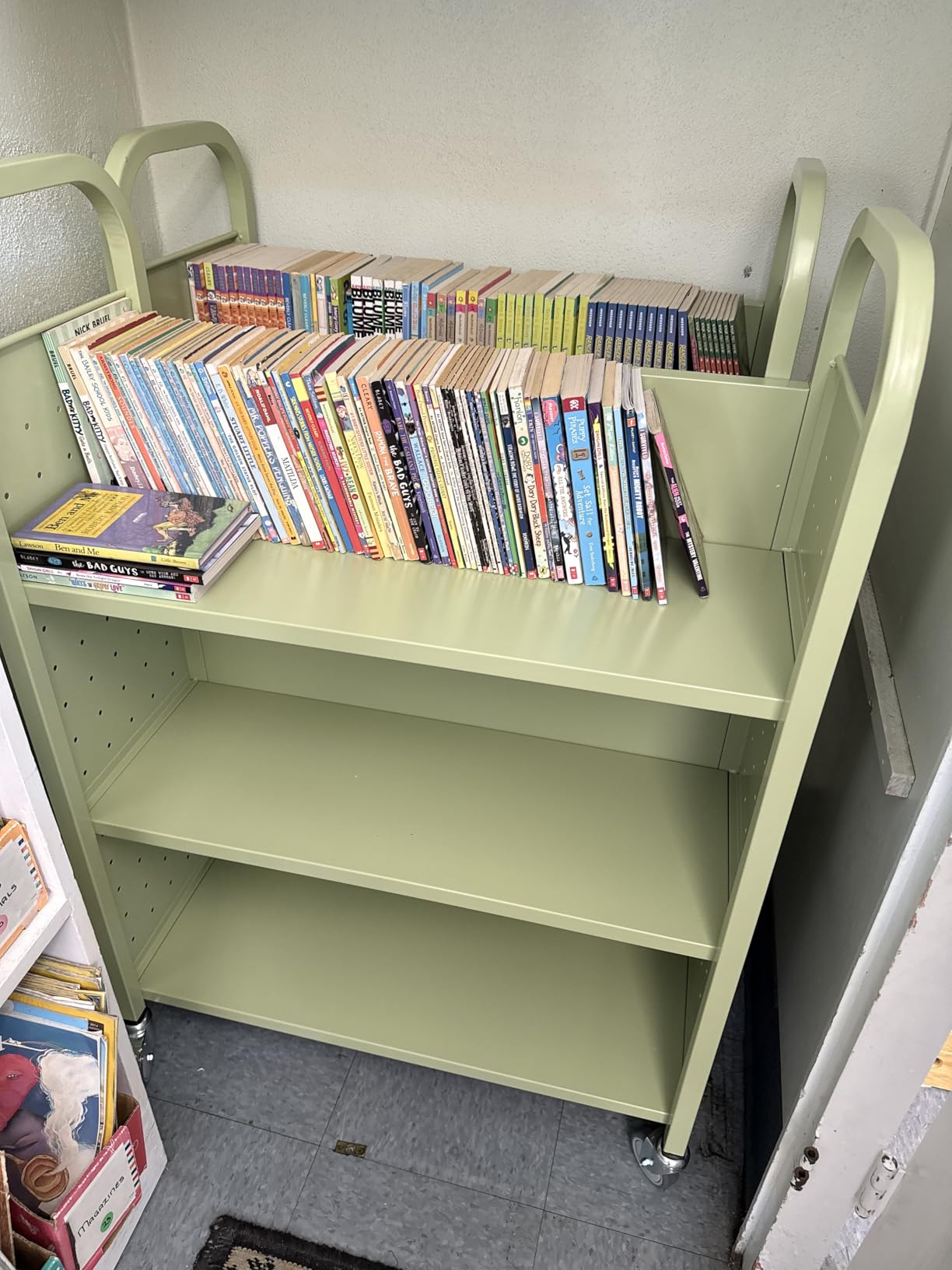 Workington Rolling Book Truck Book Cart with 3 Flat Shelves, Library Book Cart with Swivel Lockable Casters 3001 Apple Green customer photo 1