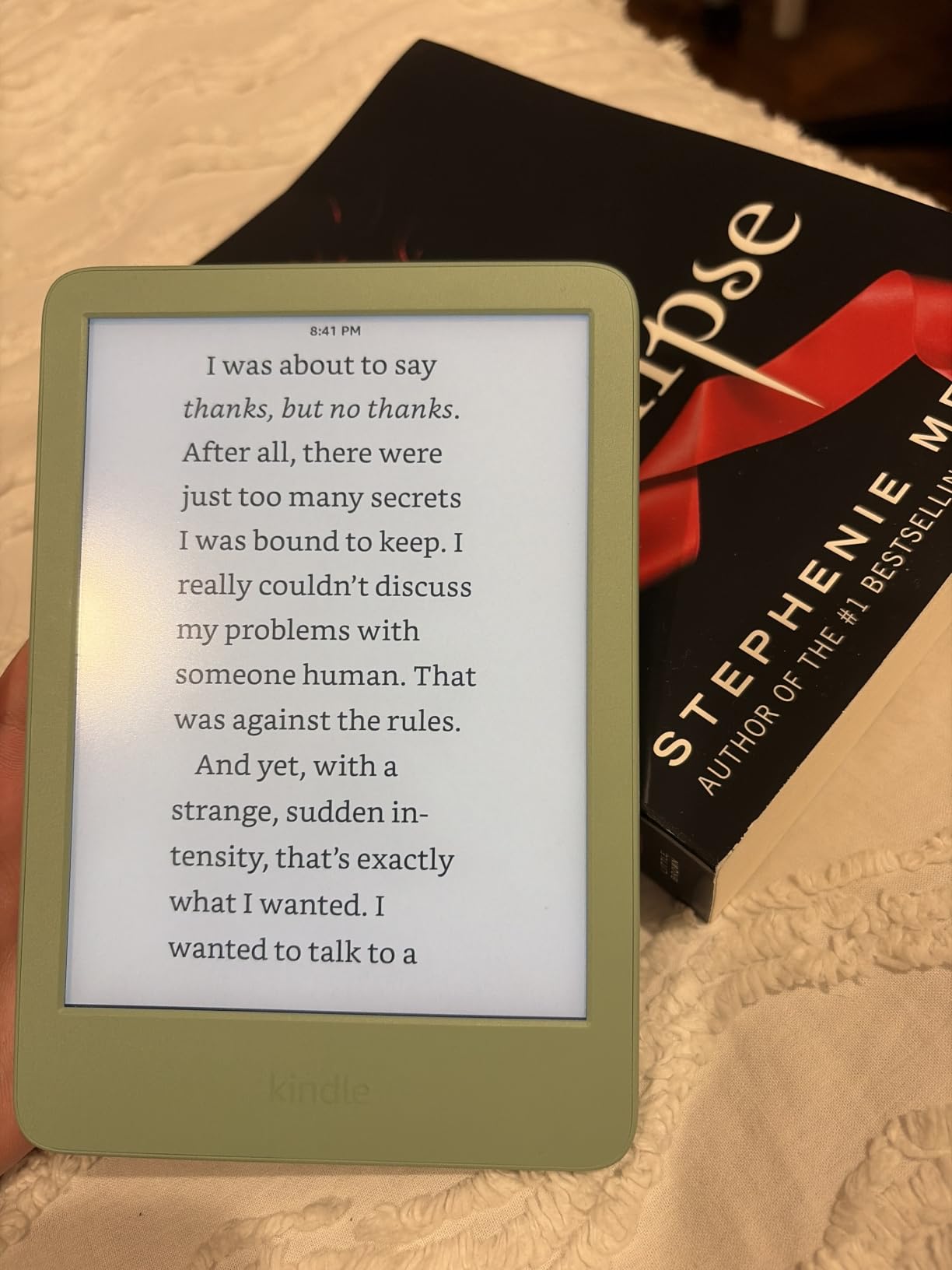 Kindle 16 GB (newest model) - Lightest and most compact Kindle, with faster page turns, and higher contrast ratio - Matcha customer photo 1