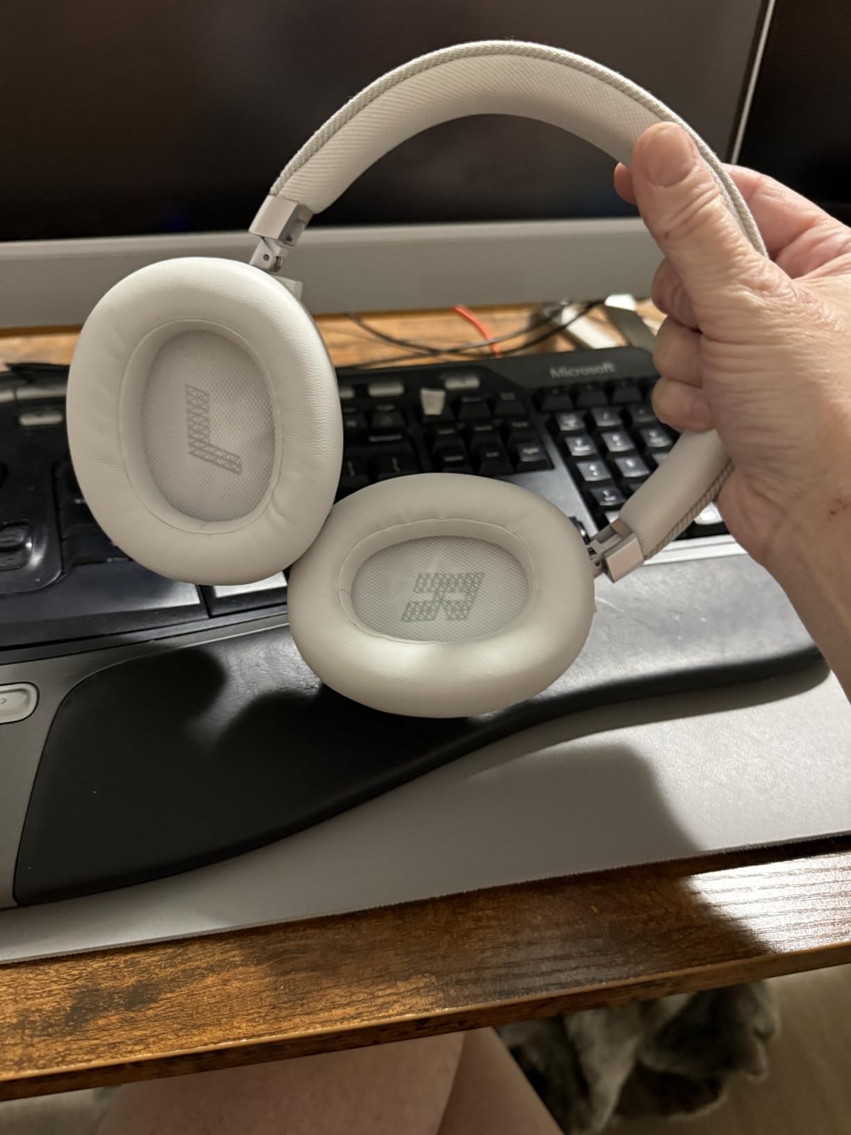 JBL Live 770NC - Wireless Over-Ear Headphones with True Adaptive Noise Cancelling with Smart Ambient, Up to 65 Hours of Battery Life, Comfort-fit Fabric Headband & Carrying Pouch (White) customer photo 2