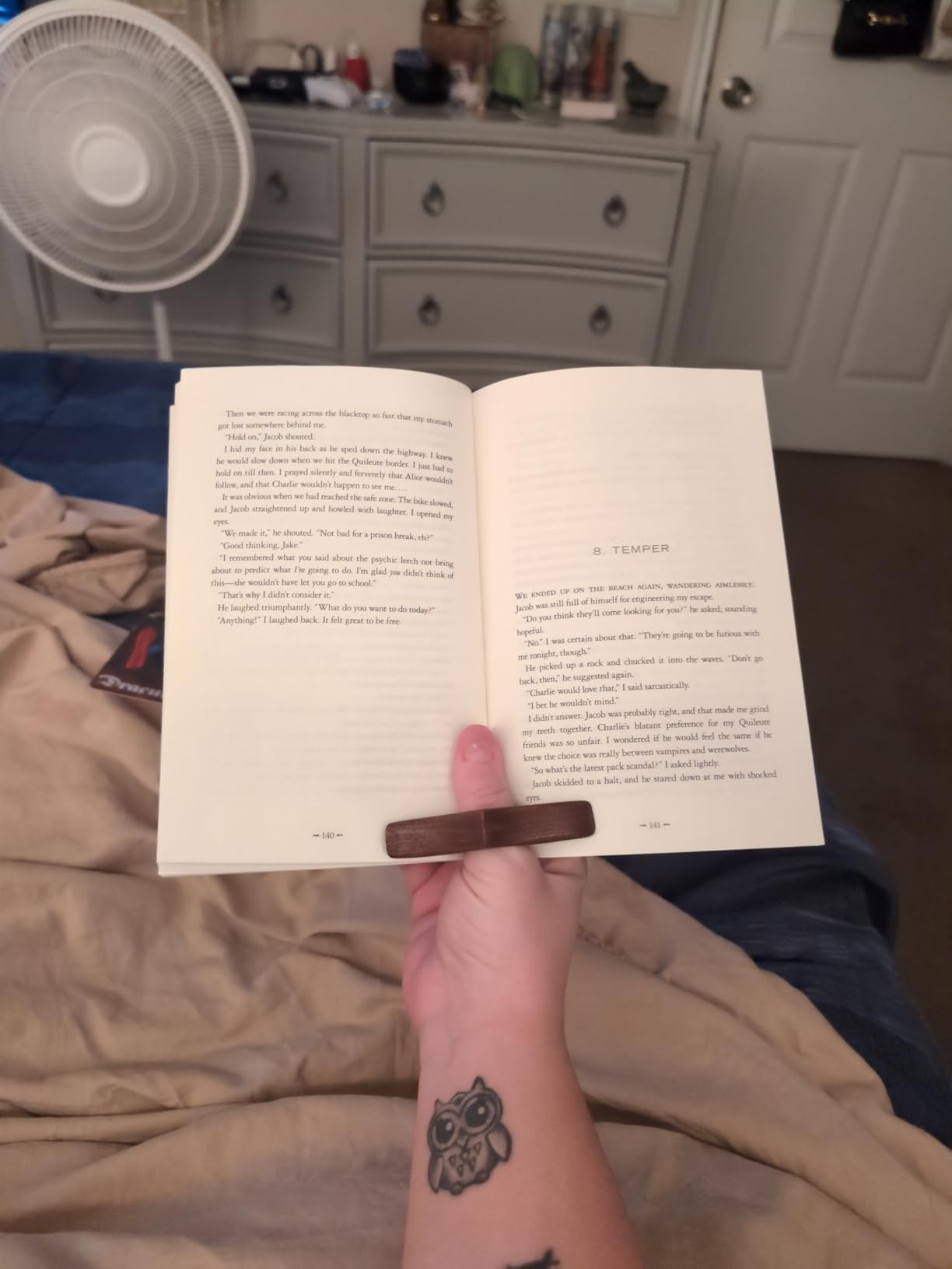 Walnut Book Page Holder, Smooth Finish Wood Book Holder for Reading, Ideal Book Reader Gifts & Reading Accessories, Thumb Book Page Holder (Medium) customer photo 2