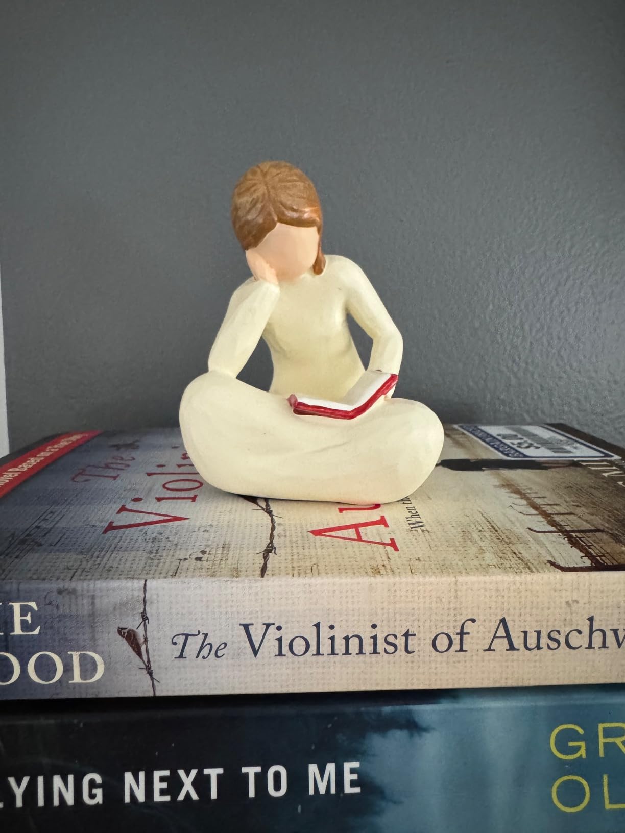 Cuayaes Reading Thinker Statue Book Lover Gifts for Women Readers, Graduates, Students, Teachers, Bookshelf Decor Aesthetic Sculpture Home Decor for Shelves Desk Office Living Room customer photo 2