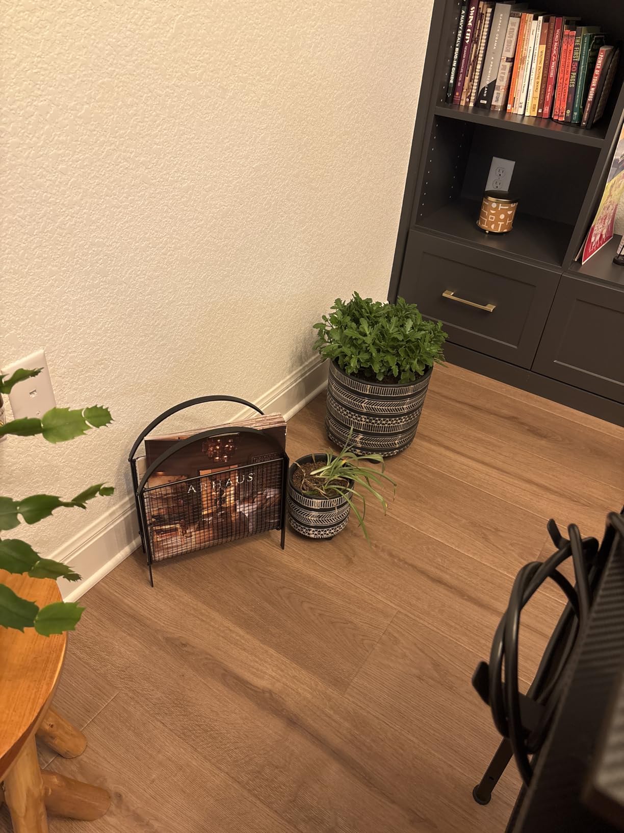 MyGift White Metal Mesh Magazine Rack, Mid Century Freestanding Holder | Sling-style storage keeps newspapers and reading materials contained while the open mesh design makes contents easy to see customer photo 2