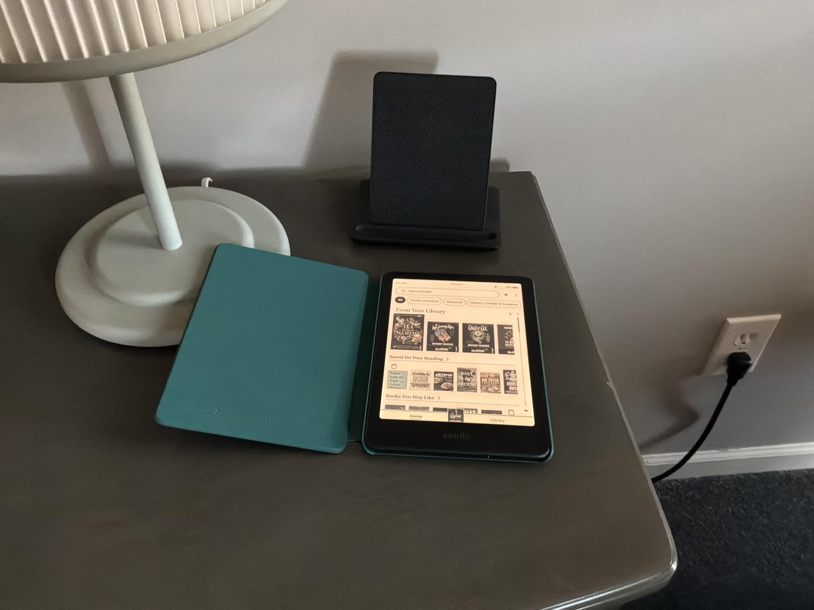 Kindle Colorsoft Signature Edition Essentials Bundle including Kindle Colorsoft Signature Edition (32GB) - Black, Plant-Based Leather Cover-Raspberry and Wireless Charging Dock customer photo 1