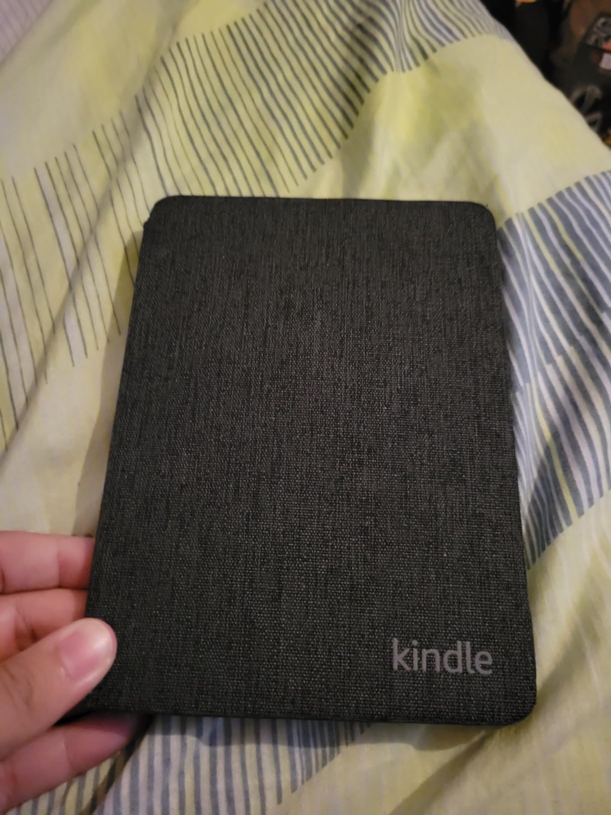 Kindle Paperwhite Bundle: Includes Kindle Paperwhite Signature Edition 32GB | Black, Fabric Cover | Black & Wireless Charging Dock customer photo 2