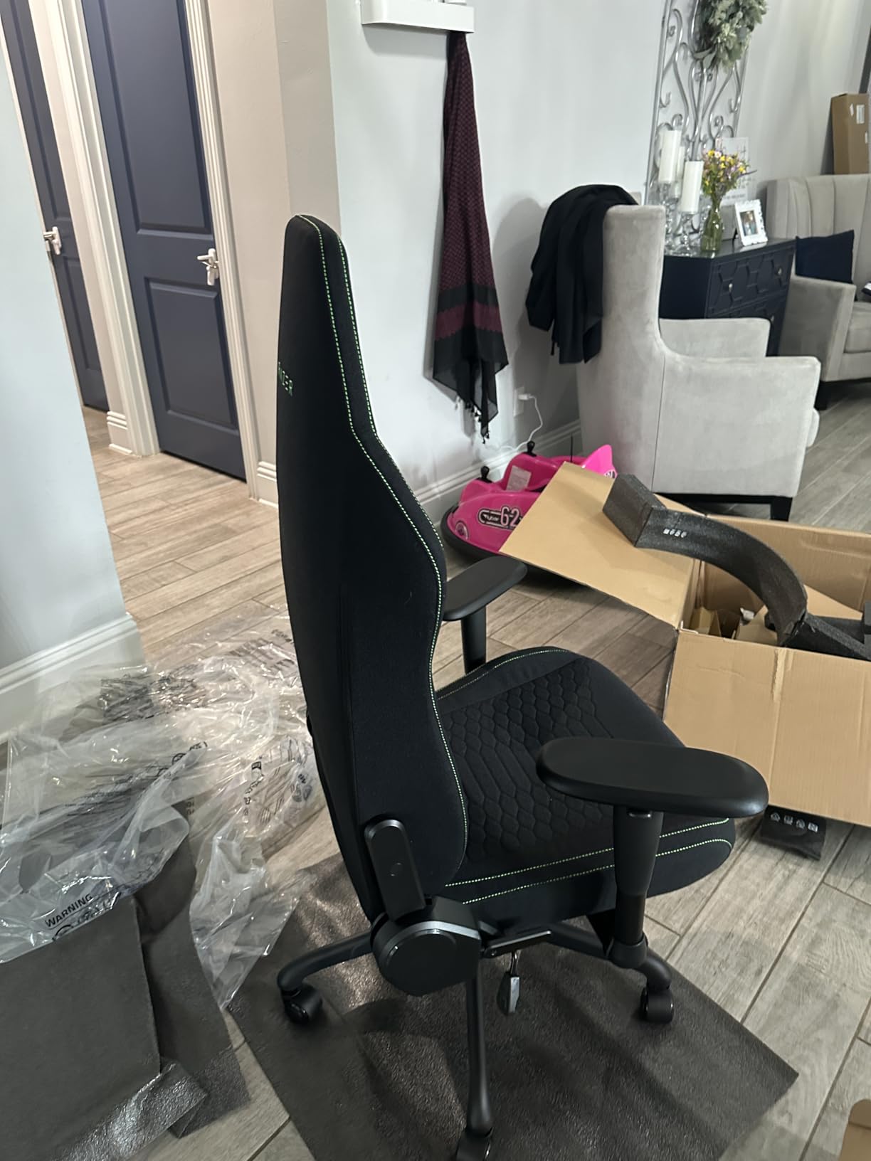 Razer Iskur V2 X Ergonomic Gaming Chair, Black | Built-In Lumbar Support, Wide Seat, High Density Foam Cushions, Adjustable 152 Degree Recline, 2D Armrests, Plush Fabric customer photo 2