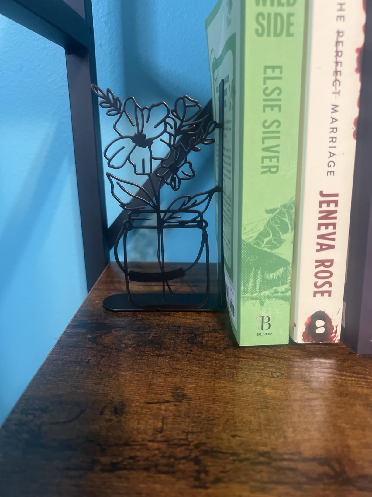 Metal Flower Vase Book Ends, Cute Book Ends for Office Home Decor, Decorative Book Ends for Shelves, Ideal Gift for Book Lovers (Gold) customer photo 1