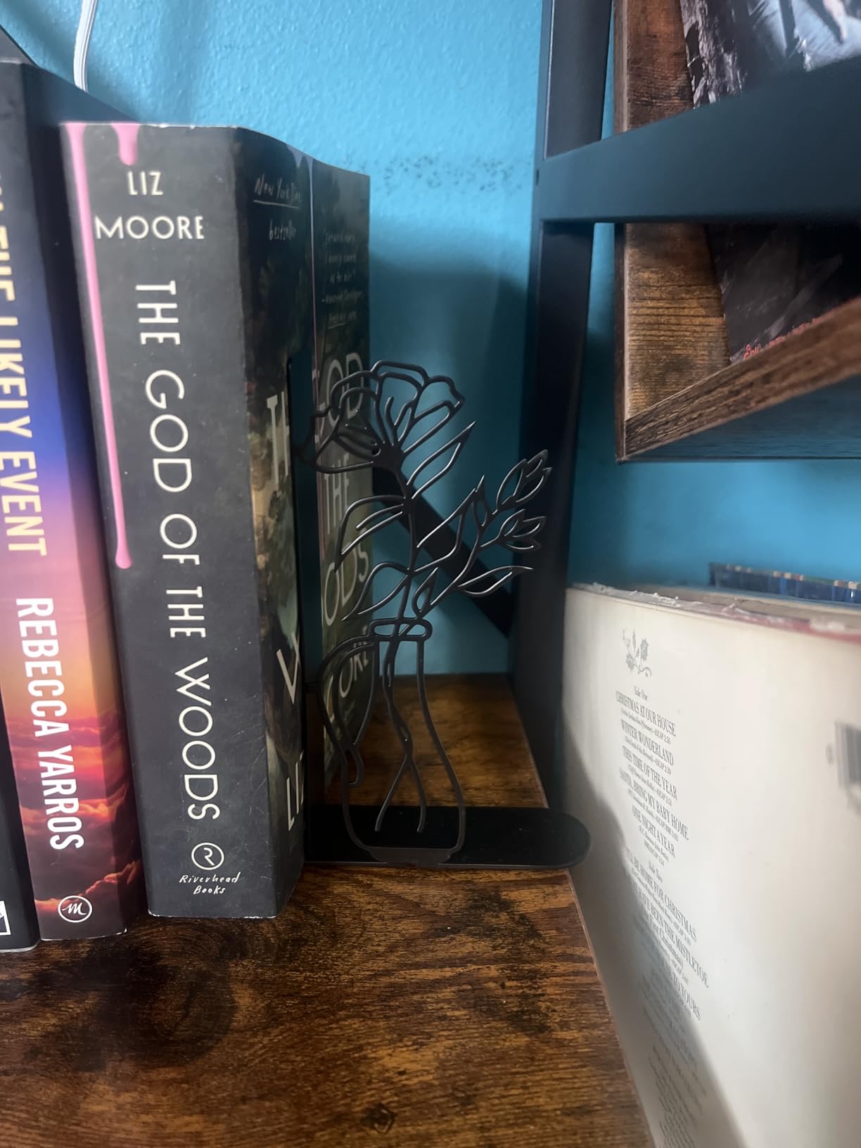 Metal Flower Vase Book Ends, Cute Book Ends for Office Home Decor, Decorative Book Ends for Shelves, Ideal Gift for Book Lovers (Gold) customer photo 2