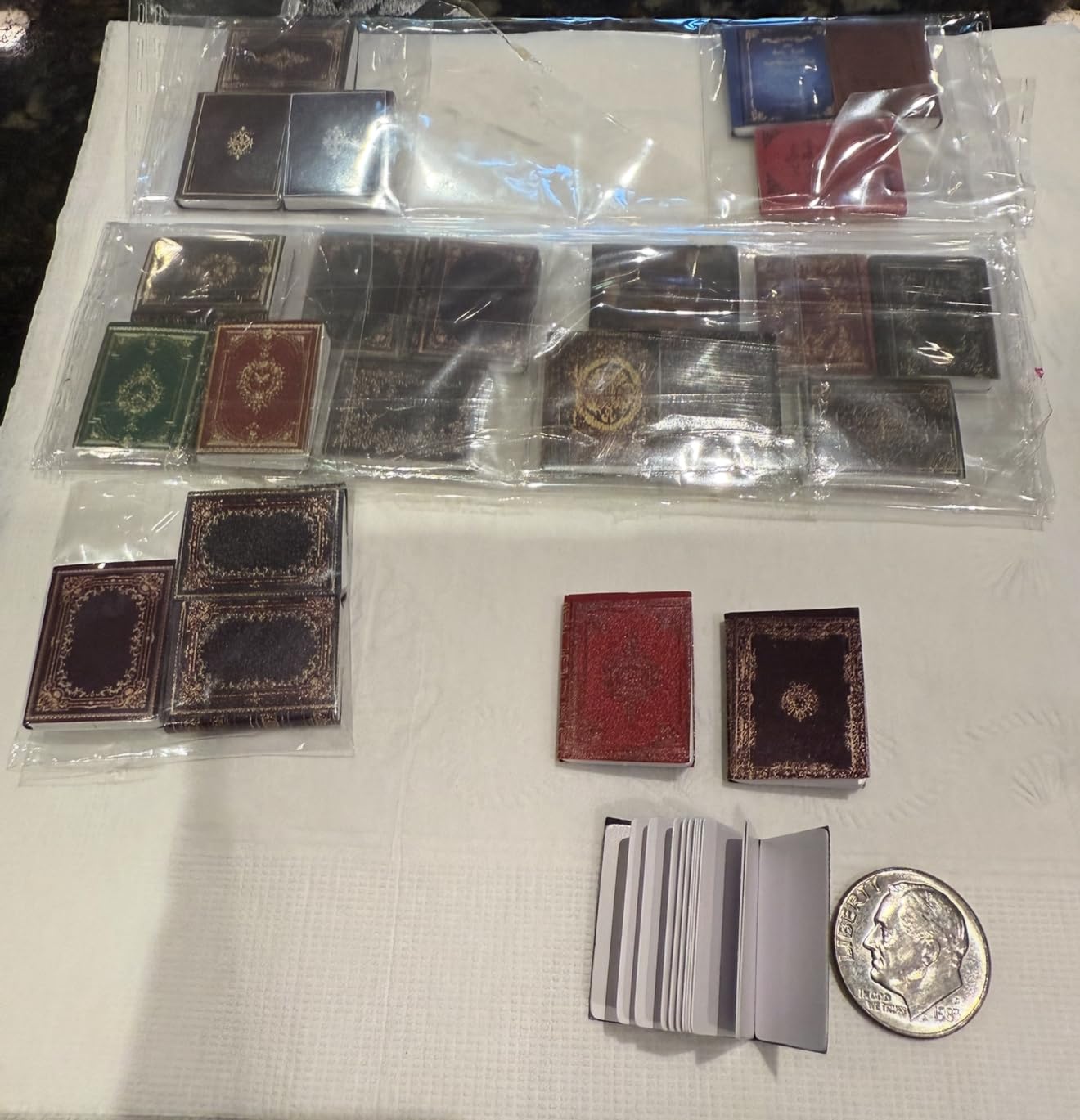 DERAYEE 24PCS Miniatures Dollhouse Books, Assorted Timeless 1:12 Scale Blank Mini Books for Halloween Party Favors Supplies Home Dollhouse Accessories Decorations customer photo 2