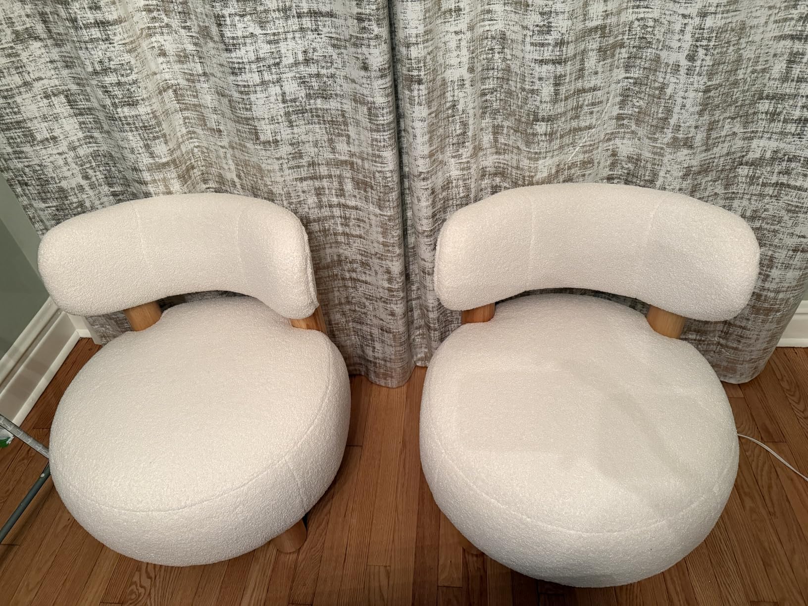KISLOT Modern Boucle Accent Chair, Curved Backrest, Cream | White, With Plush Faux Sherpa Upholstery, Solid Wood Legs 27.5