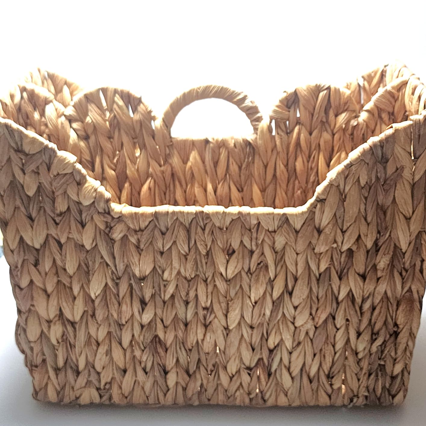YANGQIHOME Wicker Magazine Holder, Handwoven Water Hyacinth Magazine Basket, Scalloped Book Basket with Handle, Divided Magazine Rack for Office, Bathroom, Living Room customer photo 1