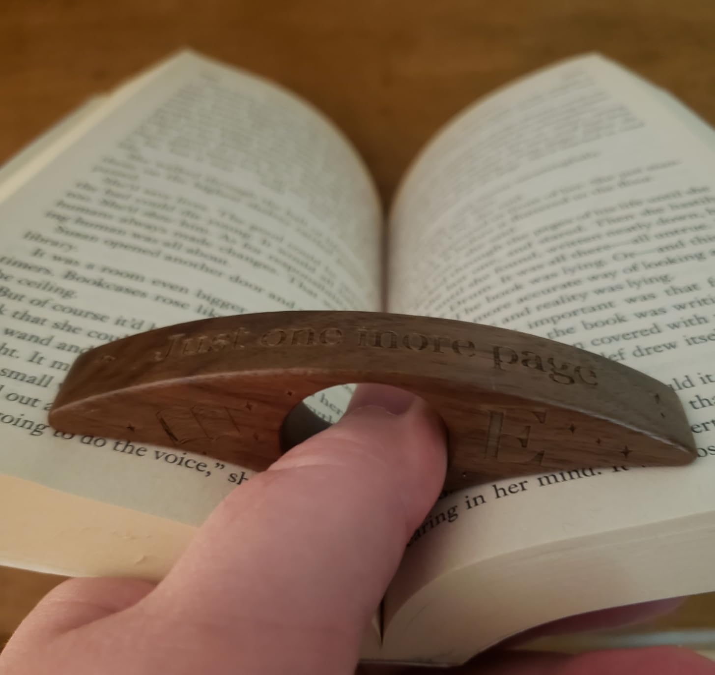 Personalized Wooden Thumb Book Page Holder Engraved with 26 Letters Initials Reading Bookmark Gift for Book Lovers, Readers, Women, Men, Teachers Christmas, Birthday(Black Walnut Wood-A, M) customer photo 1