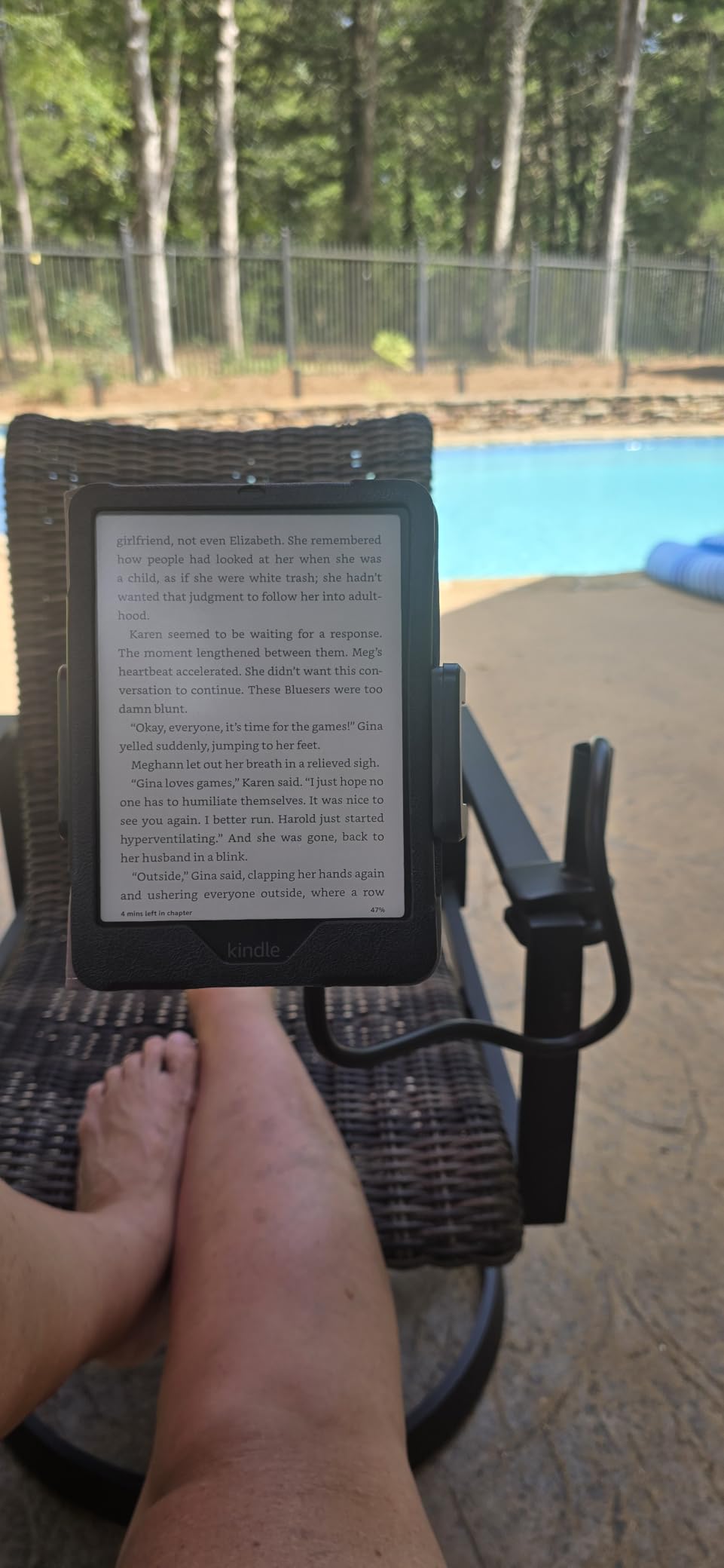 Stouchi Gooseneck Kindle Holder with Remote Page Turner, Magnetic Remote and Shake-Resistant Stand for Kindle, E-Readers, iPad and Phones customer photo 1