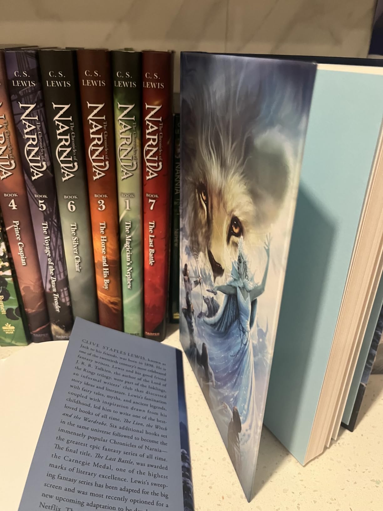 The Lion, the Witch and the Wardrobe Deluxe Collector’s Edition: The Epic Classic Fantasy Now Available in a Special Edition with Snowy Printed Edges (The Chronicles of Narnia, 2) customer photo 1