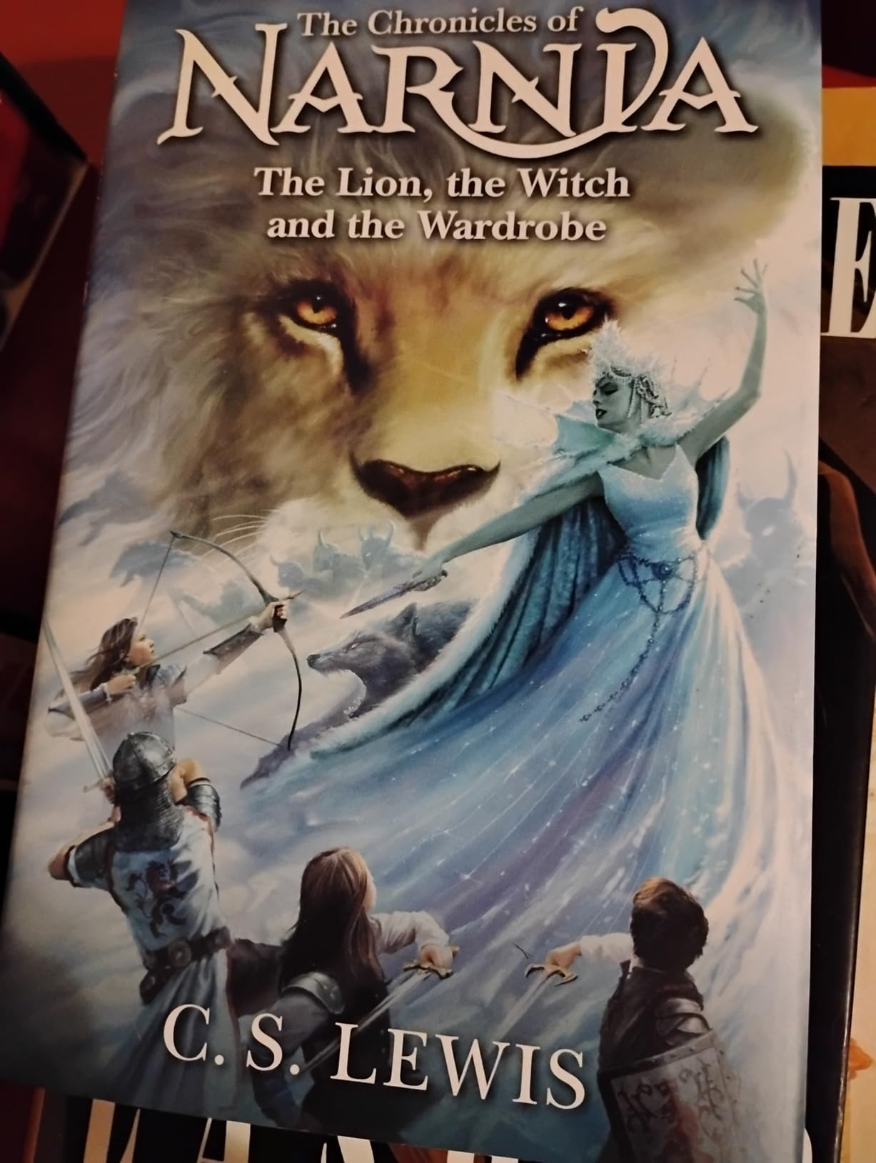 The Lion, the Witch and the Wardrobe Deluxe Collector’s Edition: The Epic Classic Fantasy Now Available in a Special Edition with Snowy Printed Edges (The Chronicles of Narnia, 2) customer photo 2