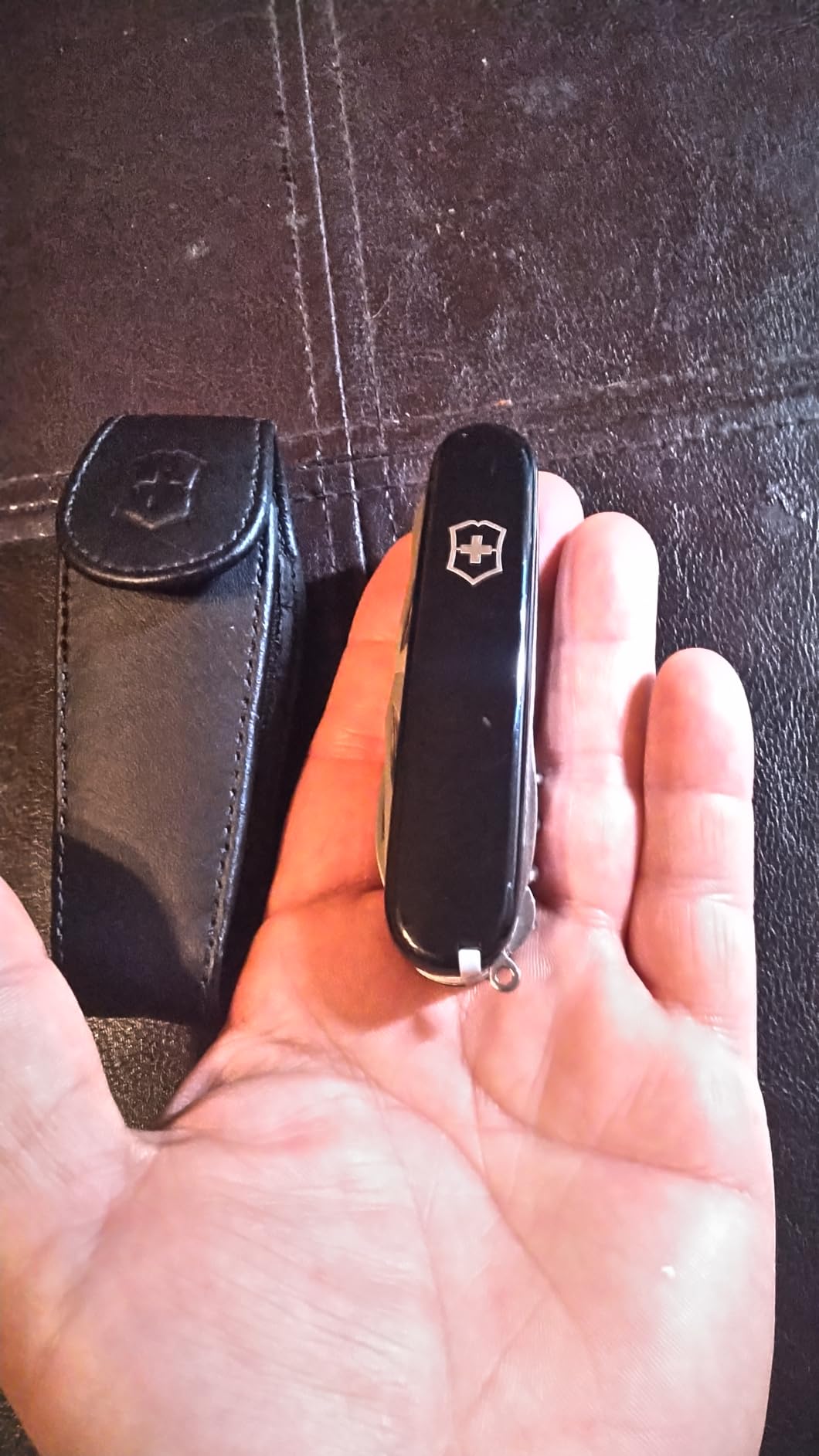 Victorinox Huntsman Swiss Army Knife, 15 Functions, Swiss Made Pocket Knife with Large Blade, Screwdriver, Scissors and Wood Saw - Red customer photo 2