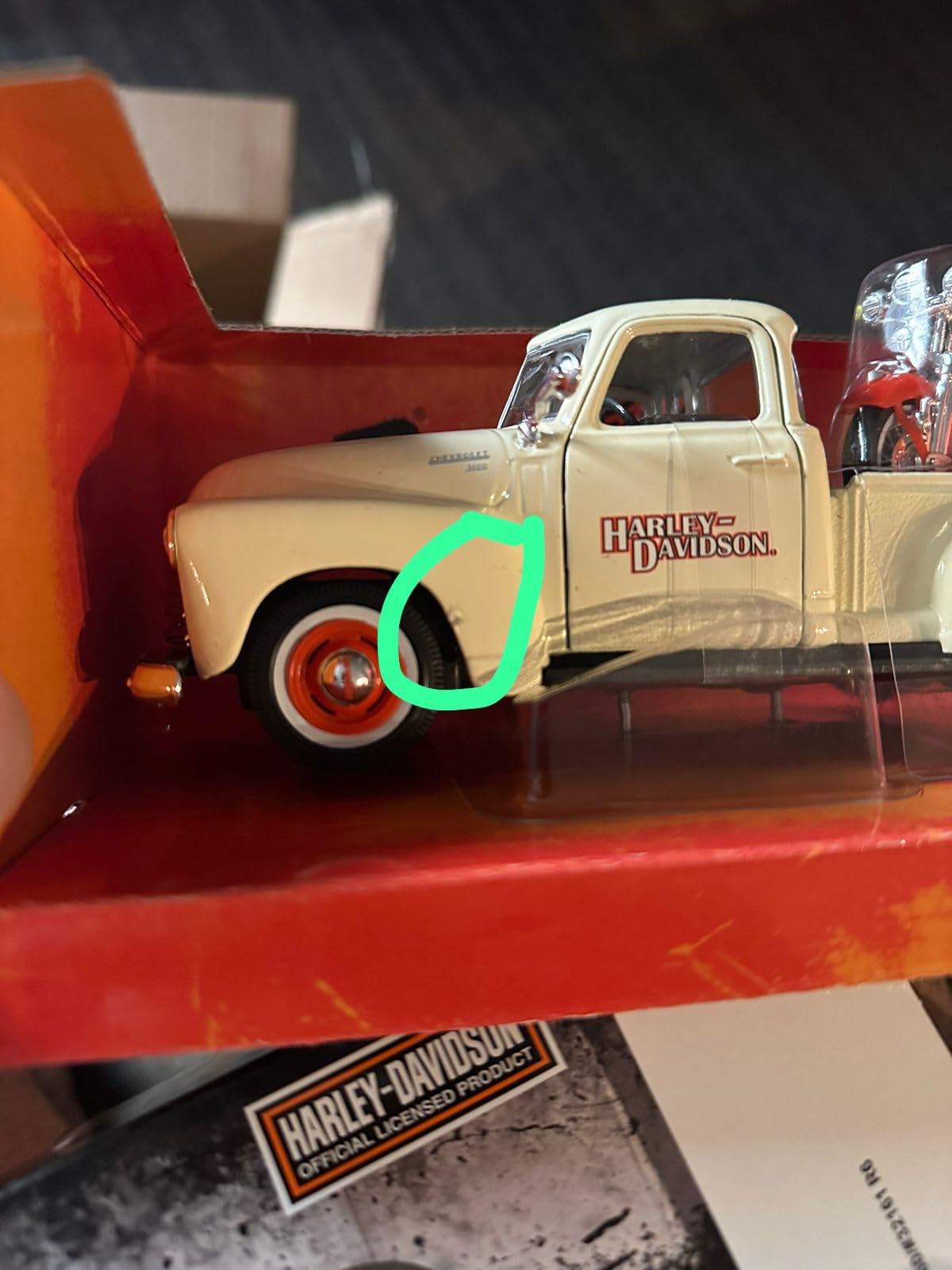 Maisto Harley-Davidson 2001 FLSTS Heritage Springer & 1950 Chevy 3100 Diecast Vehicle (1:24 Scale) customer photo 1