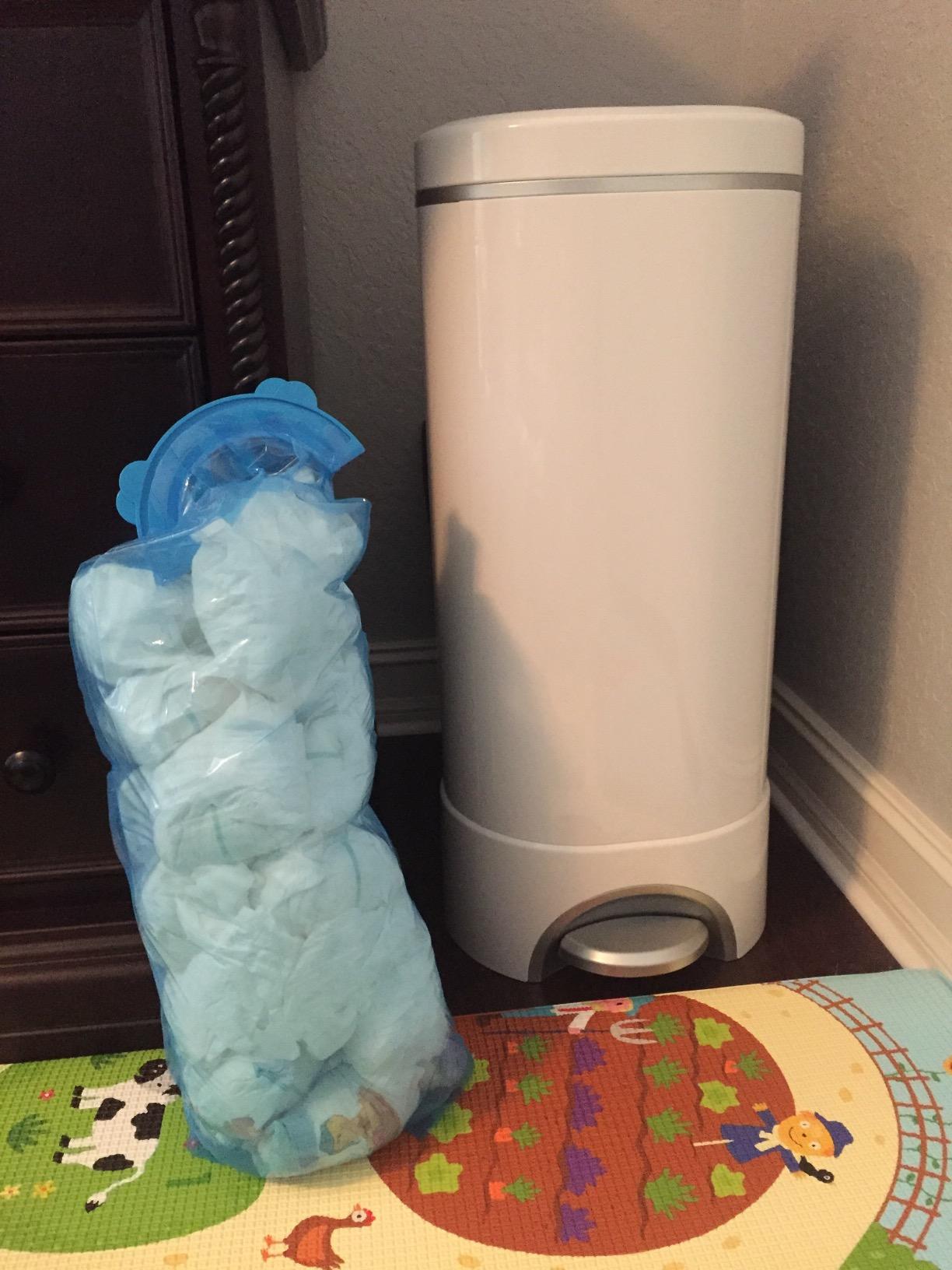 Munchkin STEP Diaper Pail Powered by Arm & Hammer, #1 in Odor Control, Award-Winning, Includes 1 Snap, Seal & Toss Bag, 1 Starter Refill Ring, and 1 PUCK Baking Soda Cartridge customer photo 1