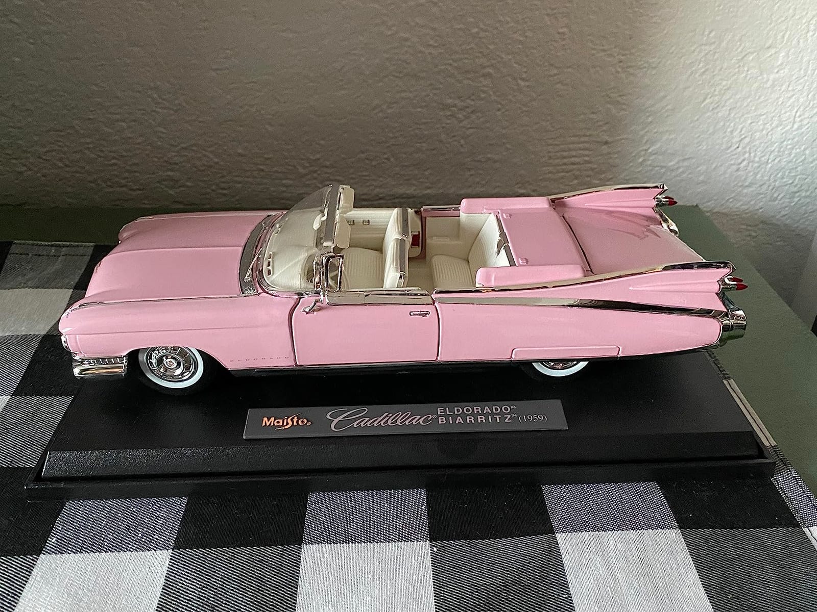1959 Cadillac Eldorado Biarritz Convertible, Pink - Maisto Premiere 36813-1/18 Scale Diecast Model Toy Car by Maisto customer photo 1