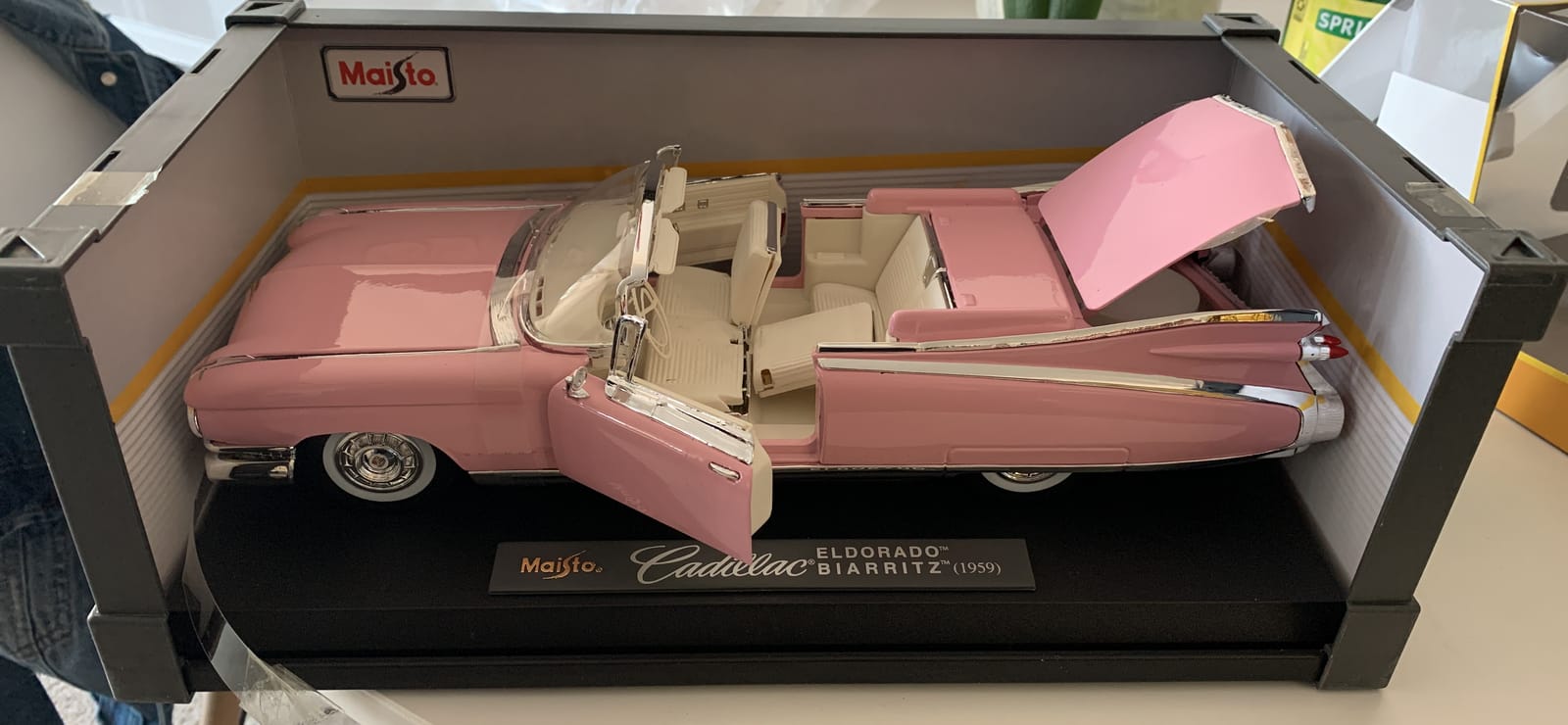 1959 Cadillac Eldorado Biarritz Convertible, Pink - Maisto Premiere 36813-1/18 Scale Diecast Model Toy Car by Maisto customer photo 2