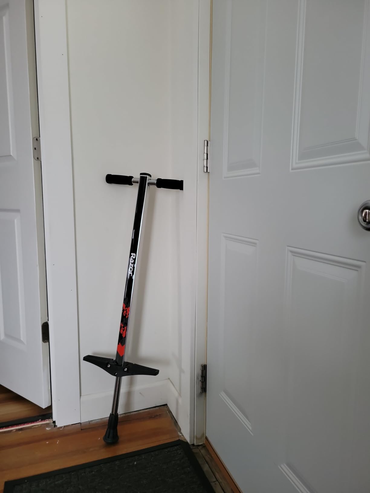Razor Gogo Pogo Stick for Kids Ages 6+ - Lightweight, Foldable, For Riders up to 143 lbs, Black customer photo 2