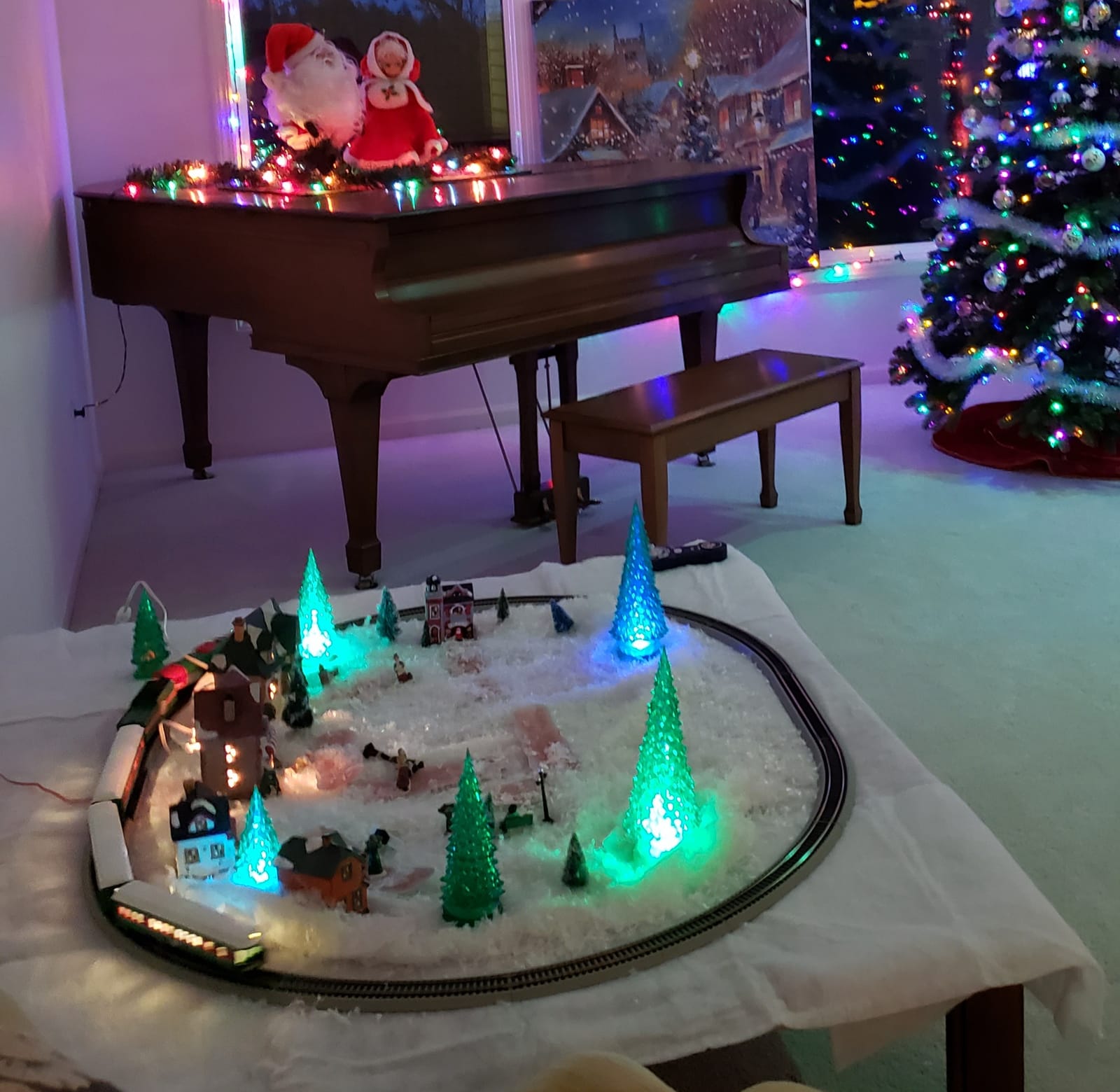 Lionel Christmas Express LionChief Bluetooth Electric HO Gauge Model Train Set with Remote,Multi-color customer photo 1