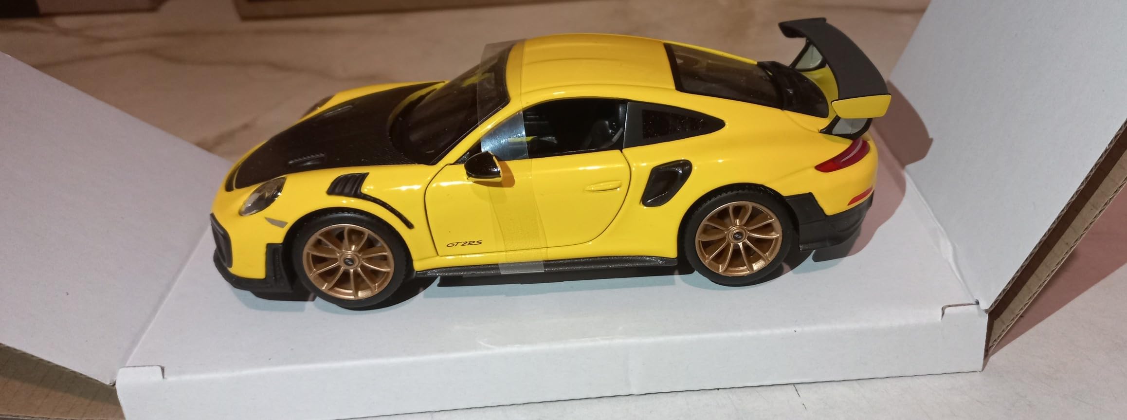 Maisto Porsche 911 GT2 RS Yellow with Carbon Hood and Gold Wheels Special Edition 1/24 Diecast Model Car customer photo 1