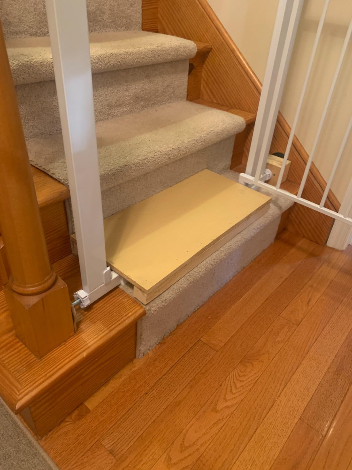 Cumbor 30-40.6 in Baby Gate for Stairs and Doorways, Dog Gate Indoor White | Mom's Choice Awards Winner, Auto Close, Double Lock, Safety Child Gate for Toddlers & Pets, Pressure or Hardware Mounted customer photo 2