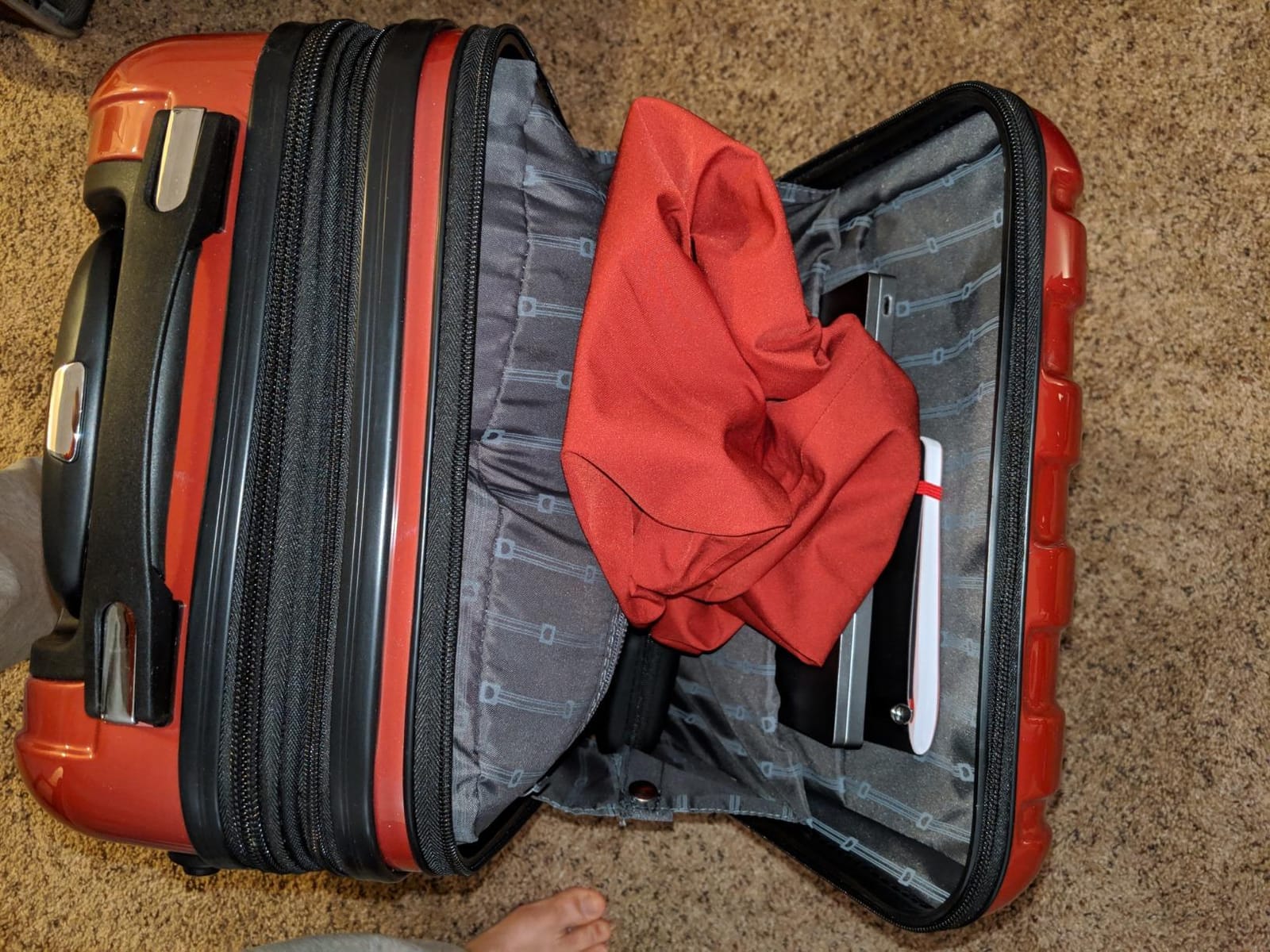 DELSEY PARIS Helium Aero Hardside Expandable Luggage with Spinner Wheels, Titanium, 3-Piece Set (21/24/28) customer photo 1