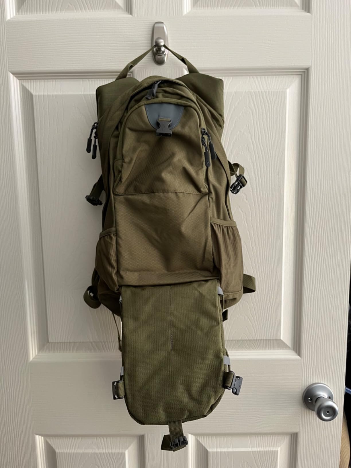 Teton Oasis/Trailrunner Hydration Backpack - Lightweight Water Pack with 2L/3L Bladder for Hiking, Running, Cycling, Biking 18L/22L Sizes - Sewn-in Rain Cover - Fits Men and Women customer photo 2