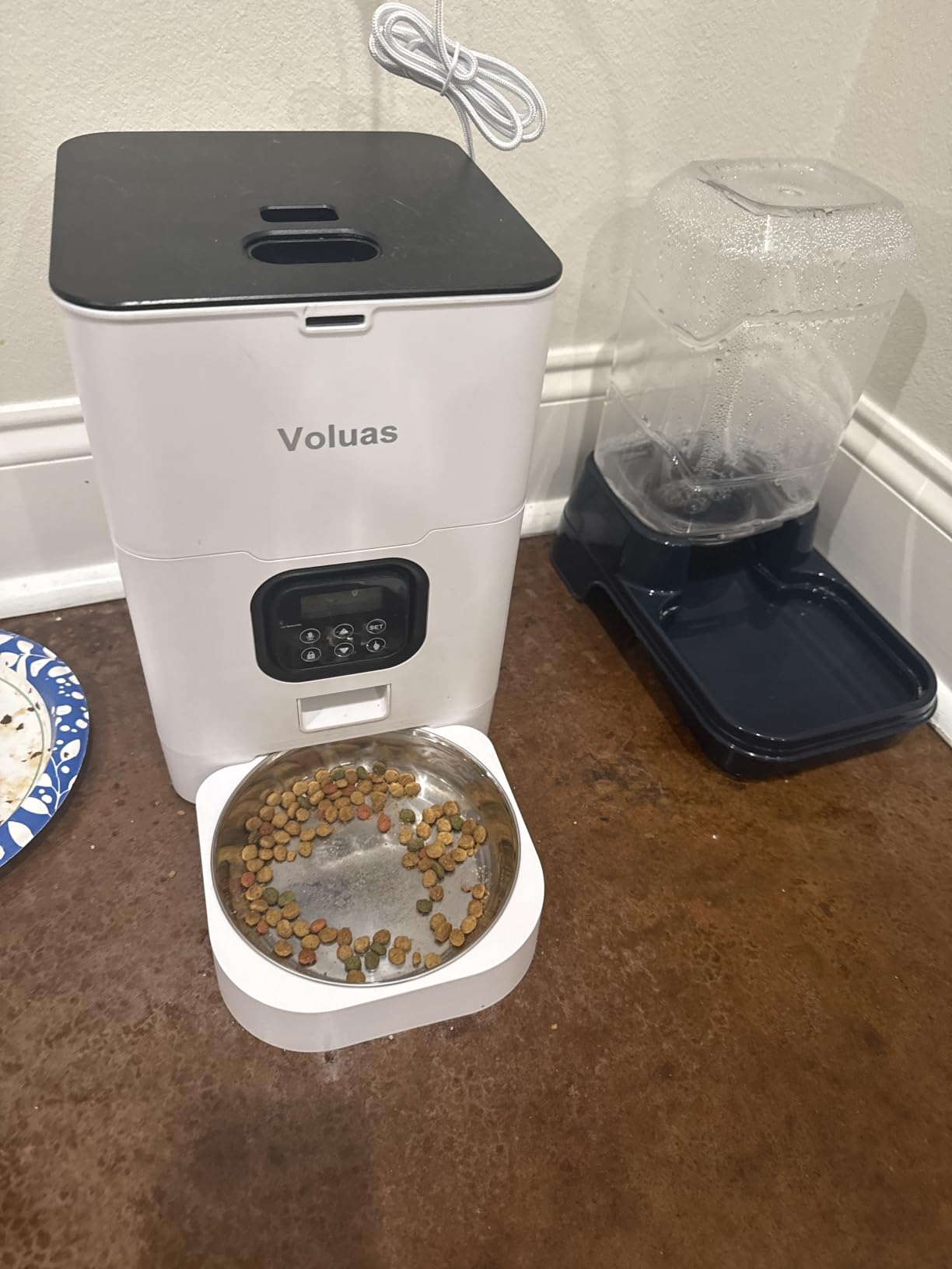 VOLUAS Automatic Cat Feeder, 4L Timed Dry Food Dispenser for Cats & Dogs, Programmable Portion Control, Up to 4 Meals Daily, Dual Power Supply, Power-Off Memory, 10-Second Voice Recorder customer photo 1