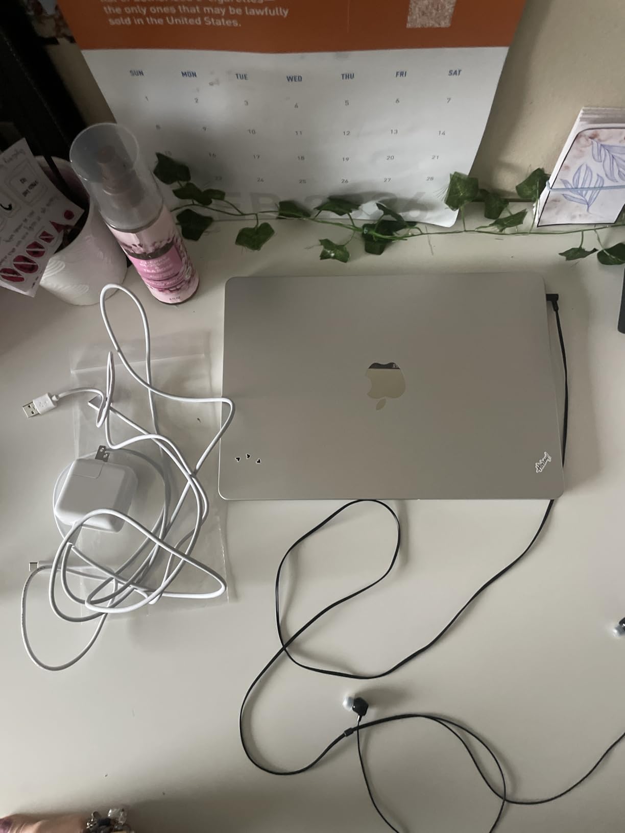 Apple 2022 MacBook Air Laptop with M2 chip (13.6-inch, 8GB RAM, 256GB SSD Storage) Starlight (Renewed) customer photo 1