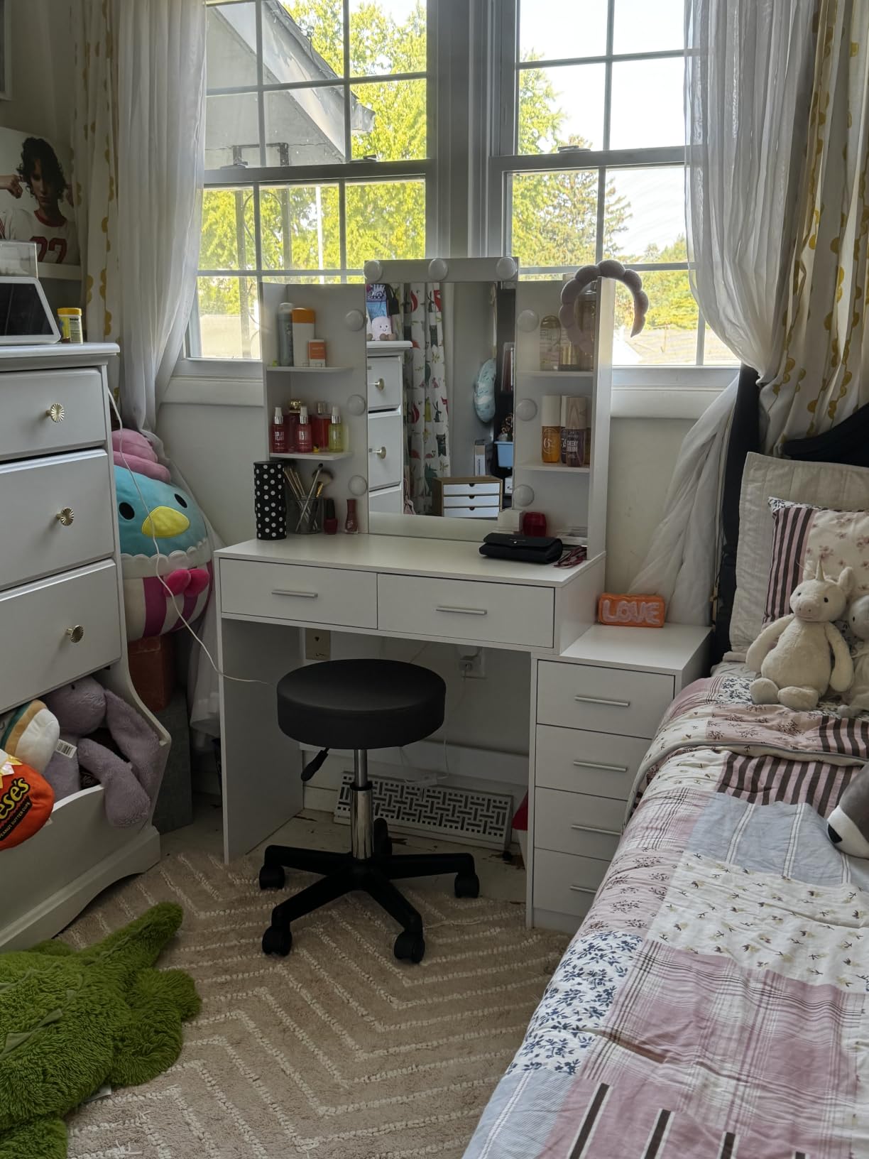 Quimoo Large Vanity Desk with LED Lighted Mirror & Power Outlet,Makeup Vanity Table with 7 Drawers,4 Shelves and 5 Hooks,Vanity Table, Vanity Desk Set for Bedroom,Bathroom,White customer photo 2