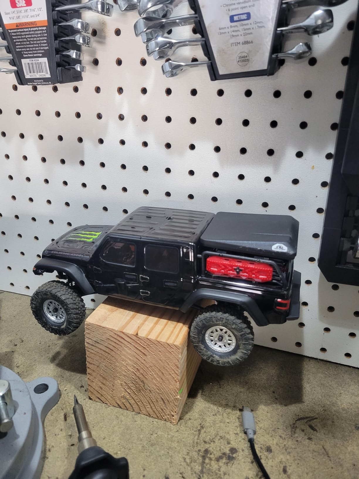 Axial SCX24 Jeep Gladiator RC Truck 4WD Rock Crawler Green AXI00005V2T3 customer photo 2